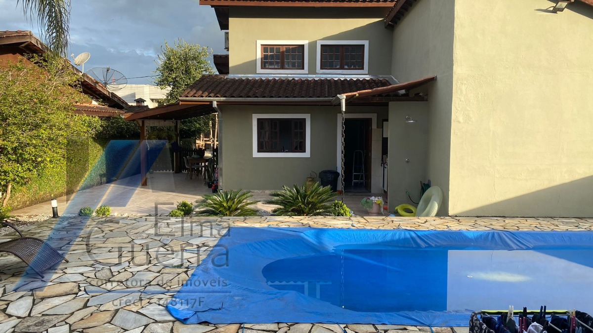 Ubatuba - Condomínio Ubatuba Country, Casa com 03 dormitórios, sendo 02 suítes e área de lazer.
