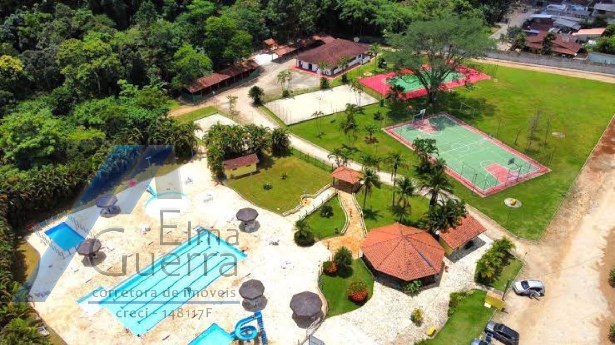 Ubatuba - Condomínio Ubatuba Country, Casa com 03 dormitórios, sendo 02 suítes e área de lazer.