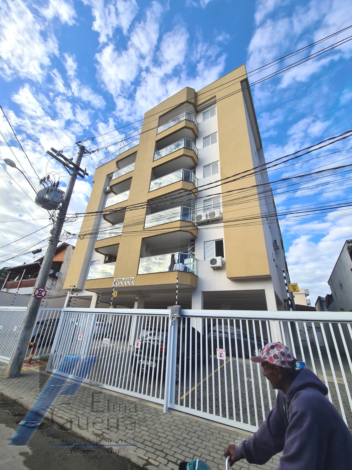 Ubatuba, Centro - Apartamento com 02 dormitórios, sendo 01 suíte e área de lazer.