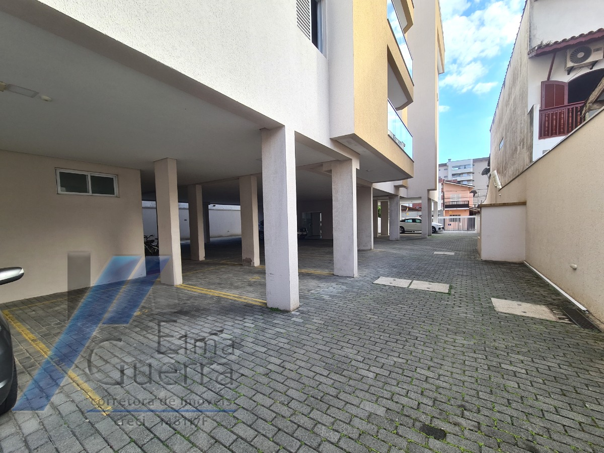 Ubatuba, Centro - Apartamento com 02 dormitórios, sendo 01 suíte e área de lazer.