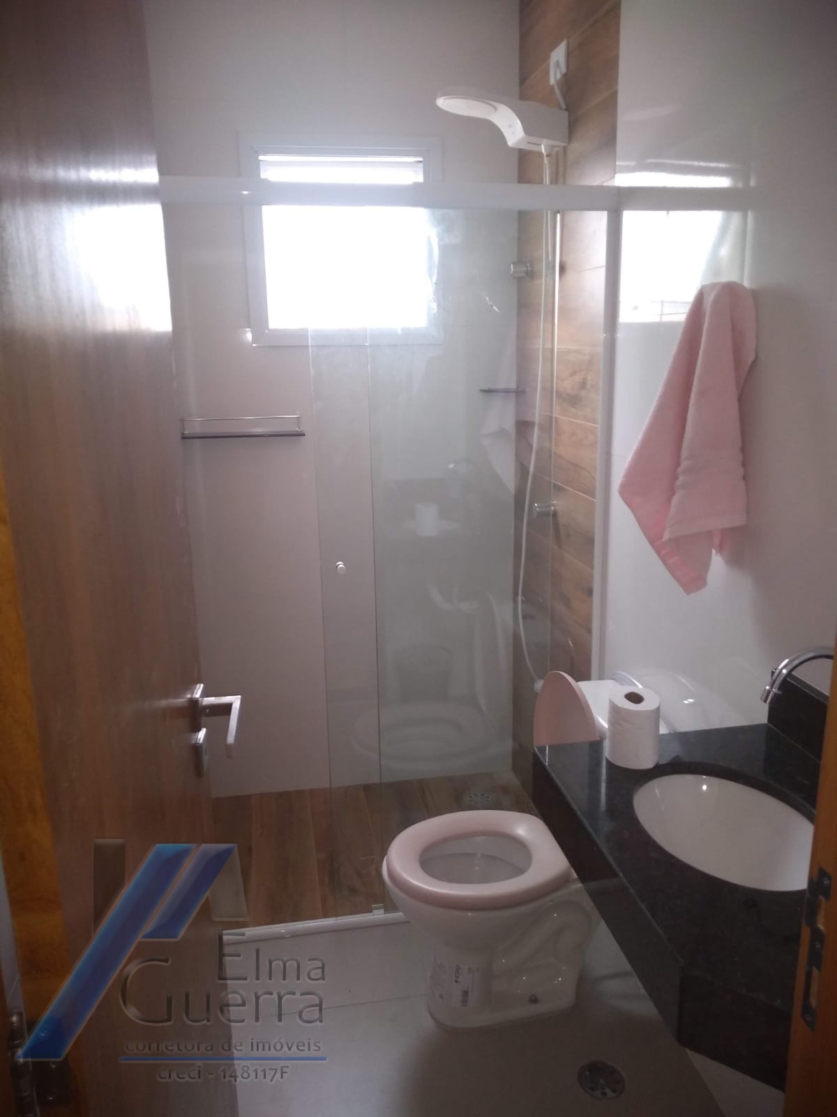 Ubatuba, Centro - Apartamento com 02 dormitórios, sendo 01 suíte e área de lazer.
