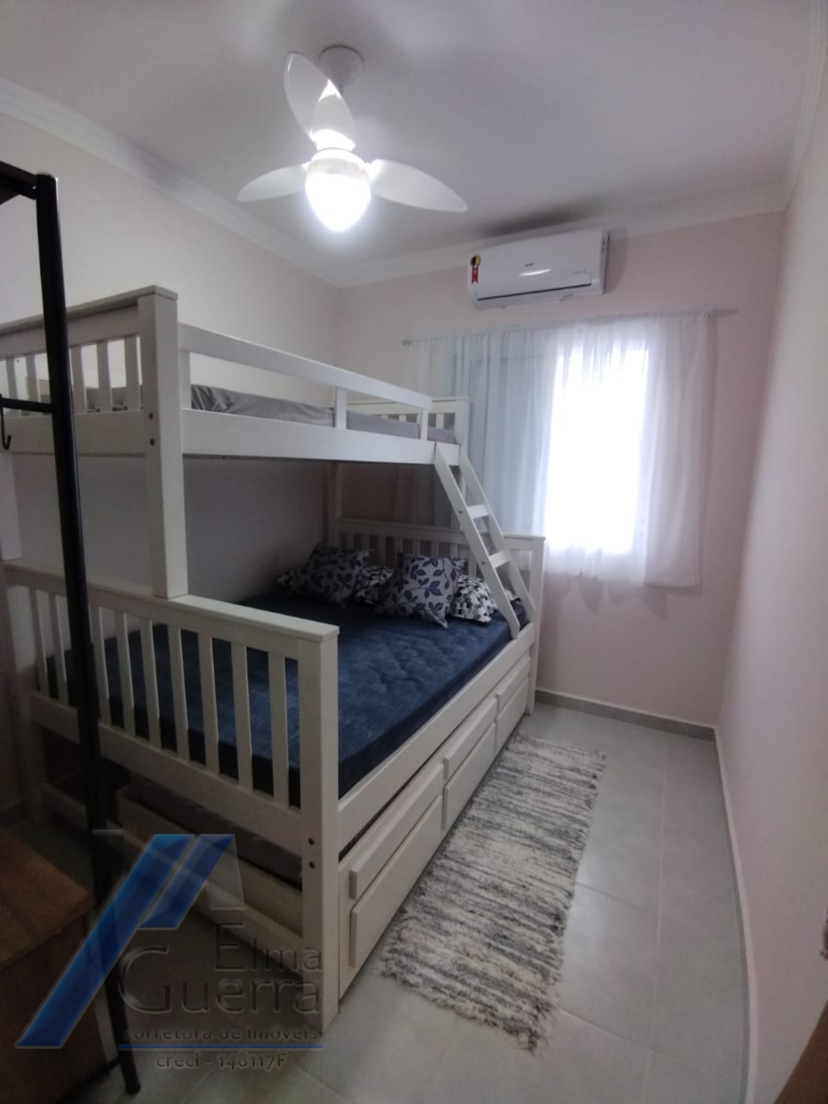 Ubatuba, Toninhas - Apartamento mobiliado com vista para o praia com 02 dormitórios, sendo 01 suíte.