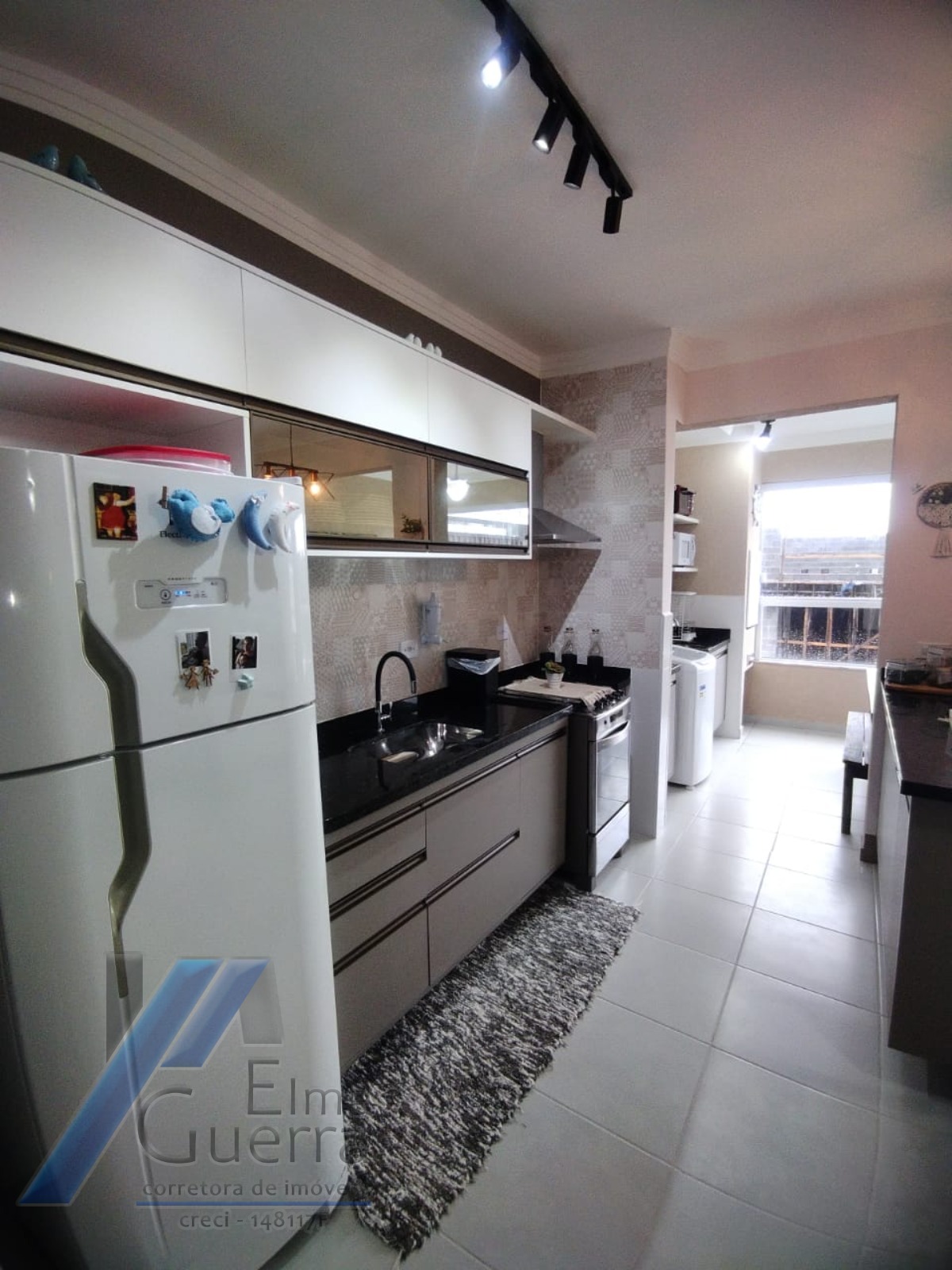 Ubatuba, Toninhas - Apartamento mobiliado com vista para o praia com 02 dormitórios, sendo 01 suíte.
