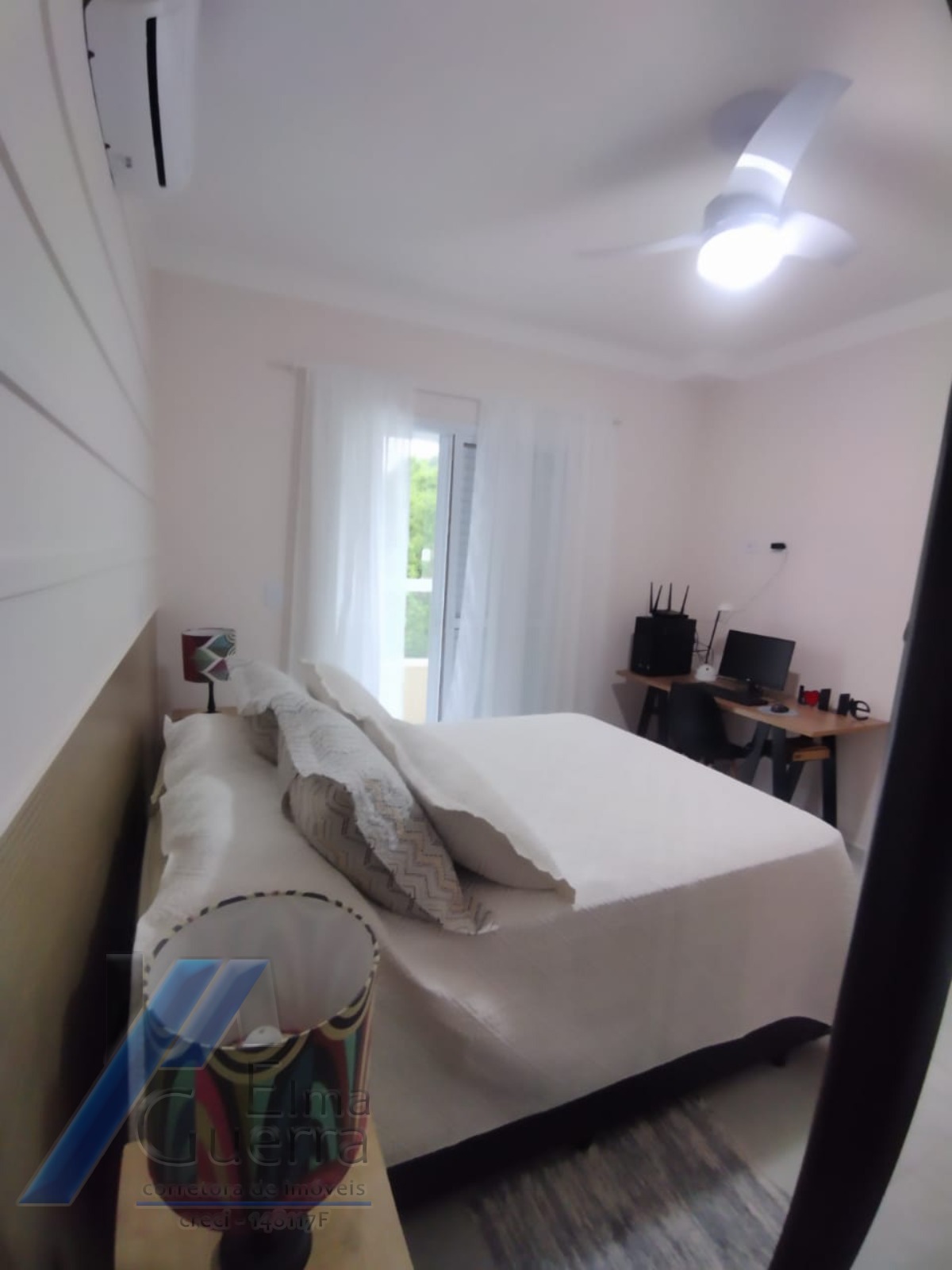 Ubatuba, Toninhas - Apartamento mobiliado com vista para o praia com 02 dormitórios, sendo 01 suíte.