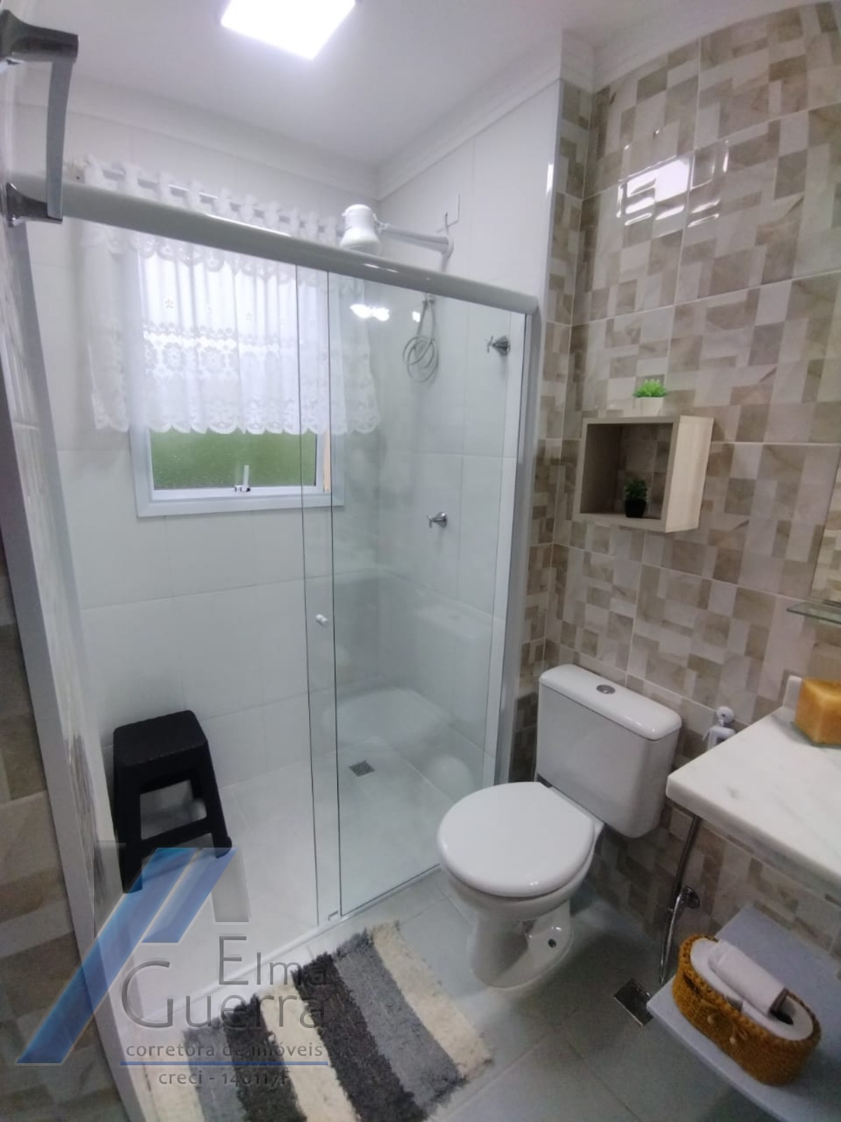 Ubatuba, Toninhas - Apartamento mobiliado com vista para o praia com 02 dormitórios, sendo 01 suíte.