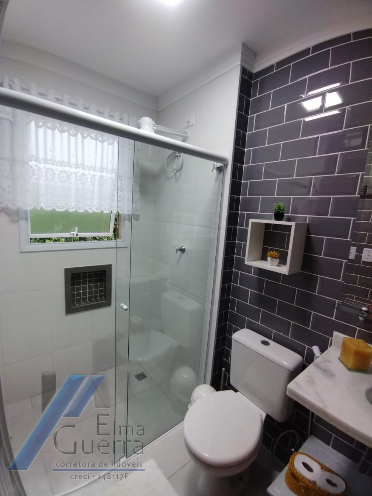 Ubatuba, Toninhas - Apartamento mobiliado com vista para o praia com 02 dormitórios, sendo 01 suíte.