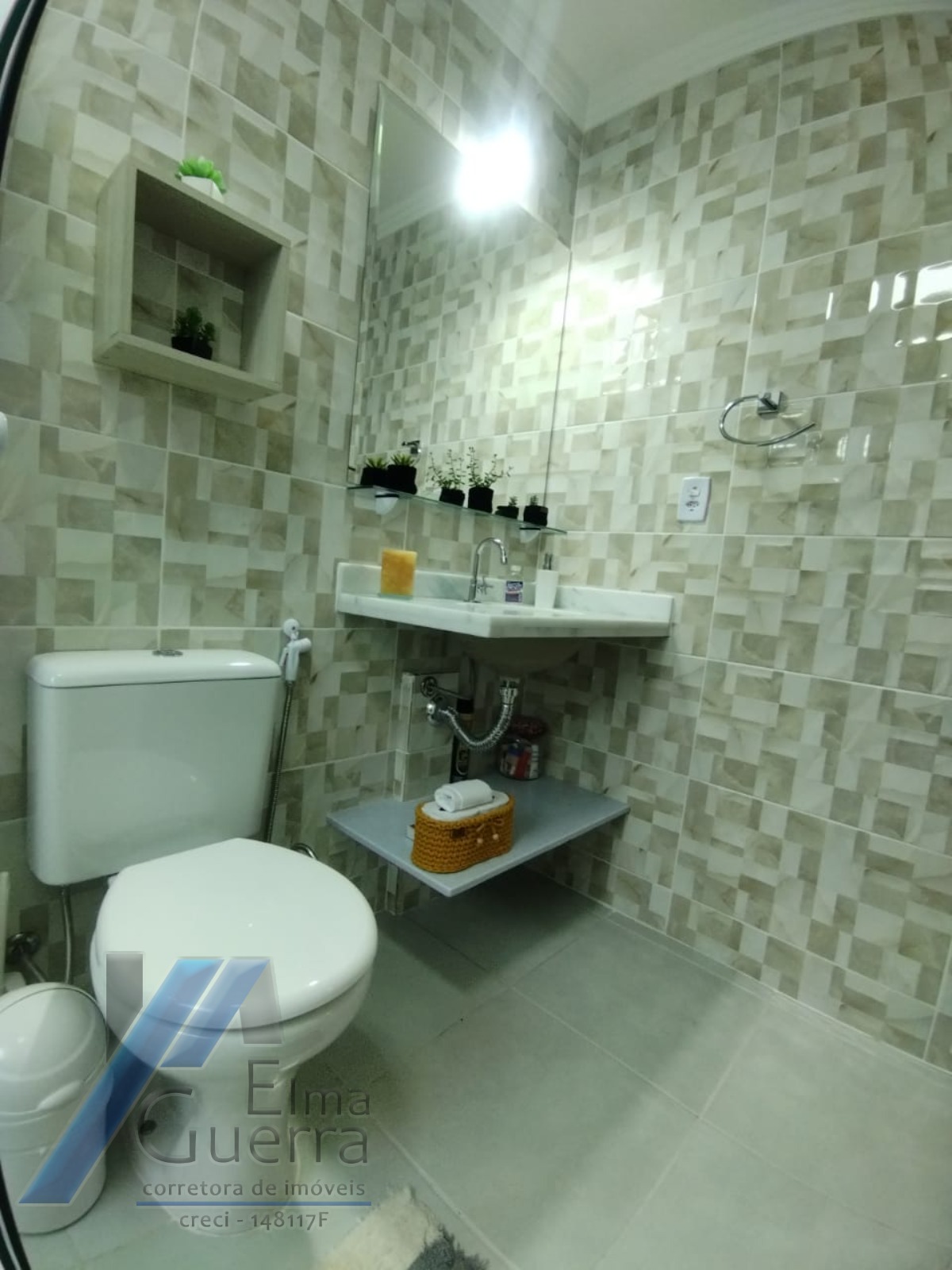 Ubatuba, Toninhas - Apartamento mobiliado com vista para o praia com 02 dormitórios, sendo 01 suíte.