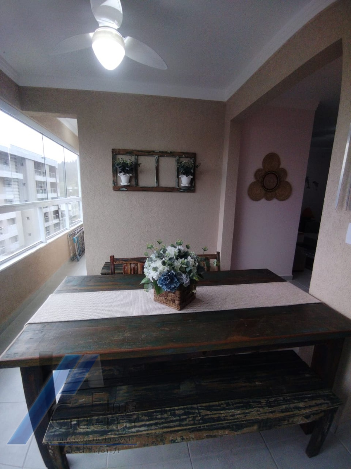 Ubatuba, Toninhas - Apartamento mobiliado com vista para o praia com 02 dormitórios, sendo 01 suíte.