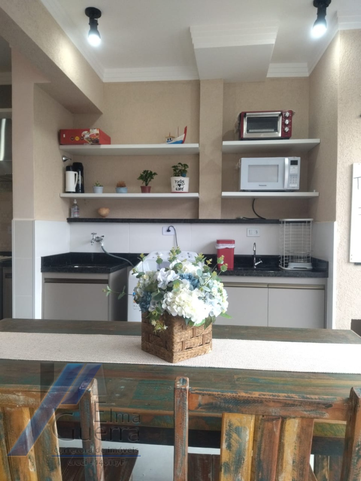 Ubatuba, Toninhas - Apartamento mobiliado com vista para o praia com 02 dormitórios, sendo 01 suíte.