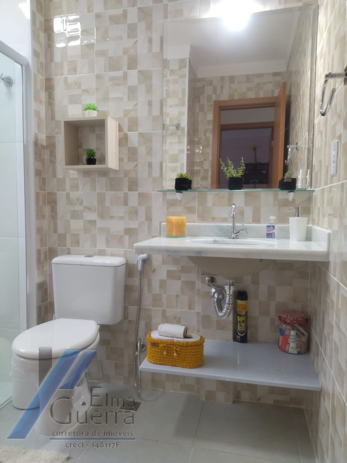 Ubatuba, Toninhas - Apartamento mobiliado com vista para o praia com 02 dormitórios, sendo 01 suíte.