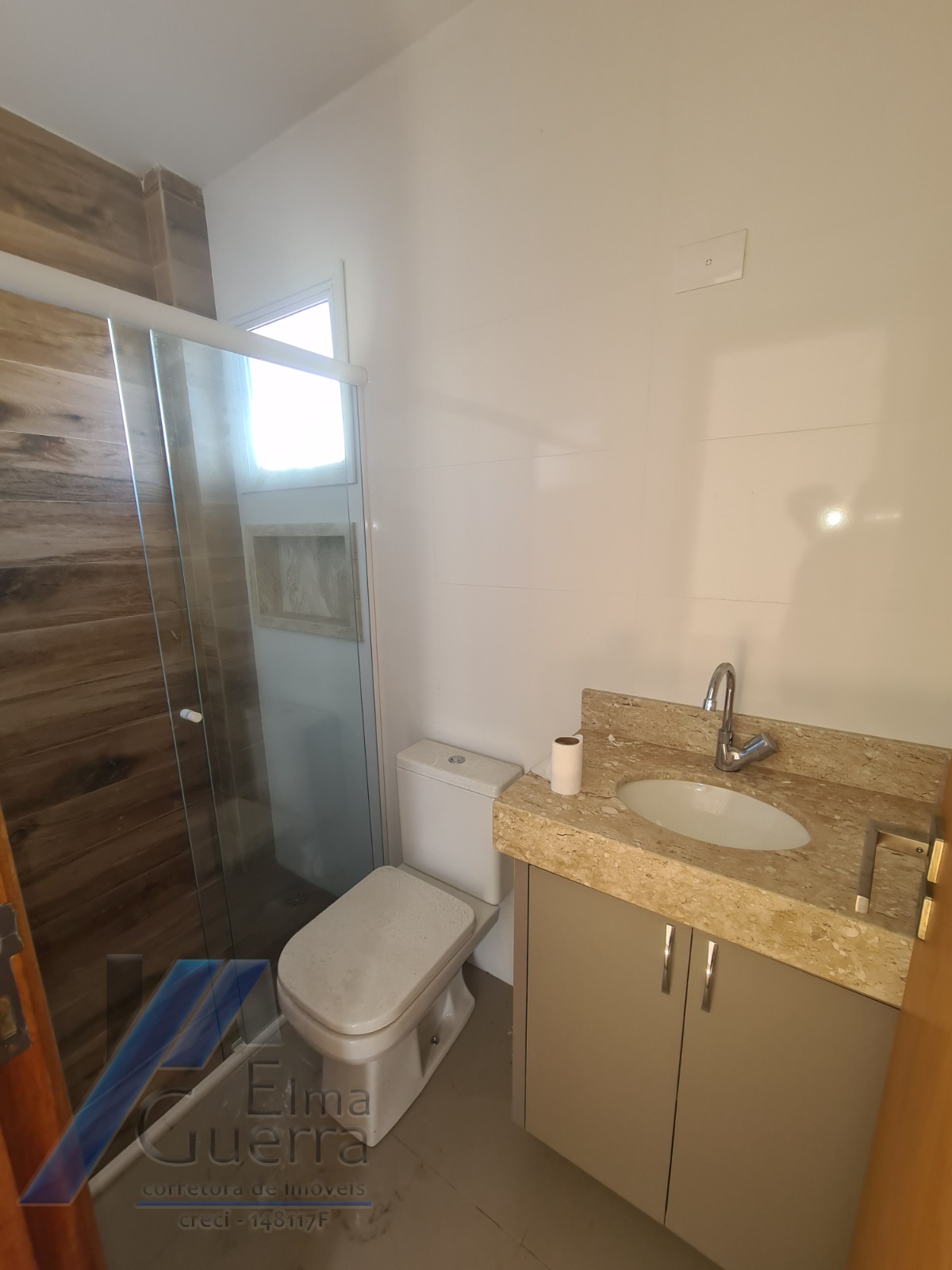 Ubatuba, Centro - Apartamento cobertura com 03 dormitórios, sendo 01 suíte com área de lazer.