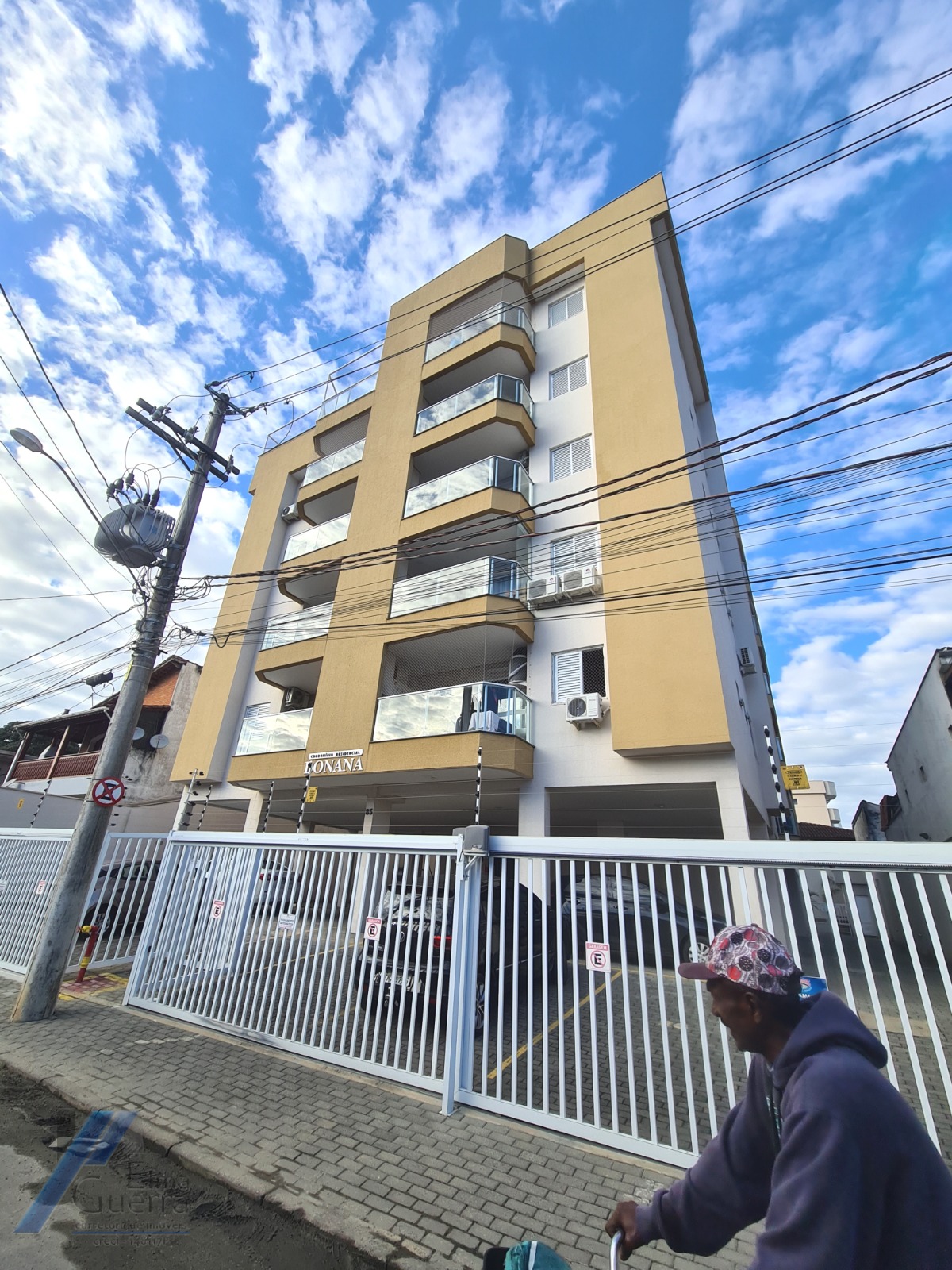 Ubatuba, Centro - Apartamento cobertura com 03 dormitórios, sendo 01 suíte com área de lazer.