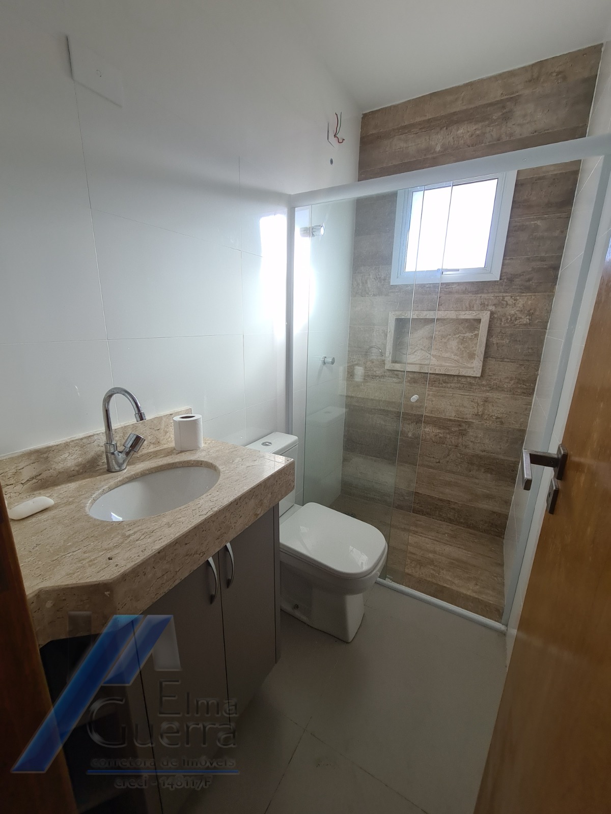 Ubatuba, Centro - Apartamento cobertura com 03 dormitórios, sendo 01 suíte com área de lazer.