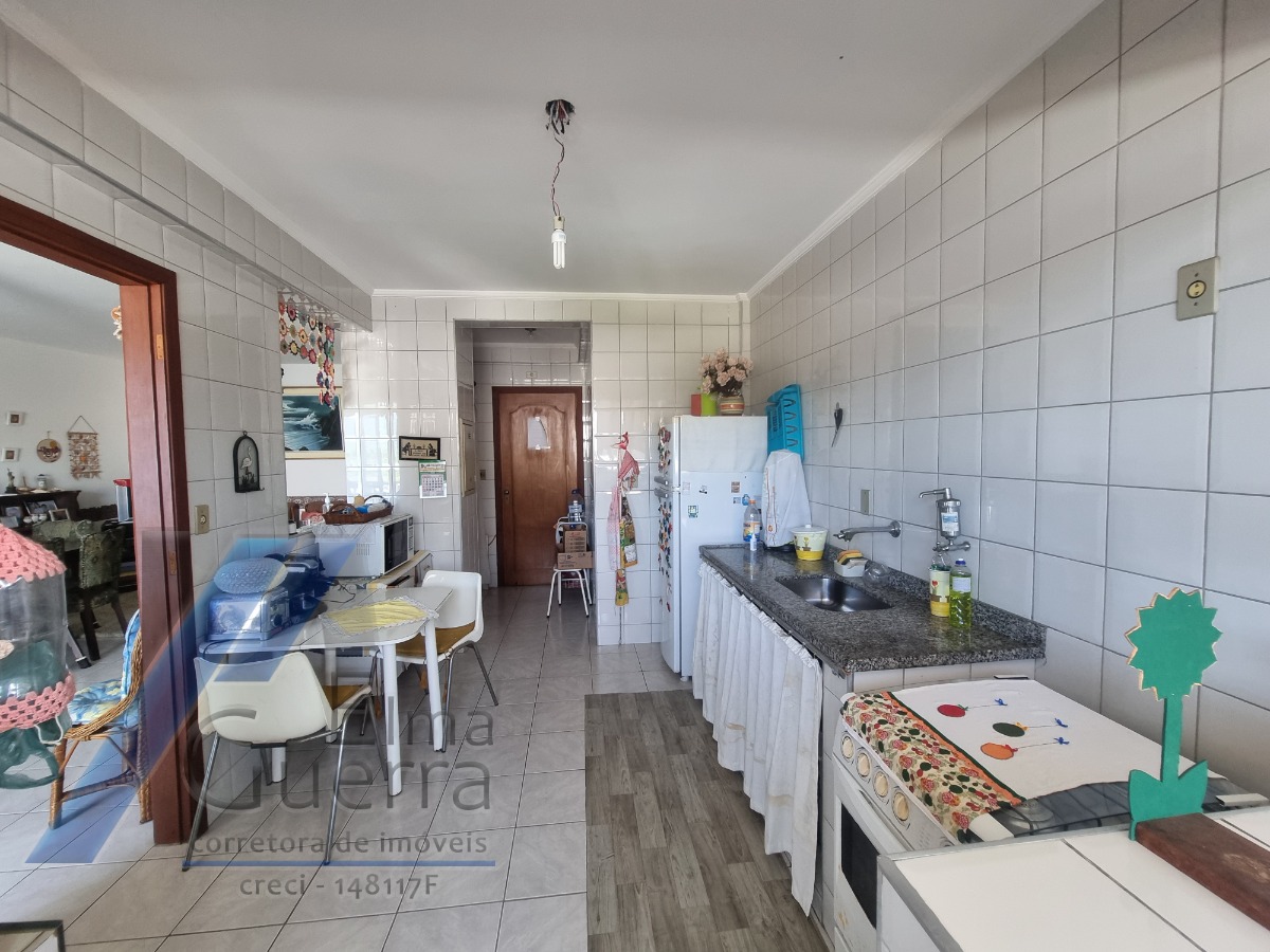 Ubatuba, Centro - Apartamento no 3º andar com 03 dormitórios, sendo 01 suíte.