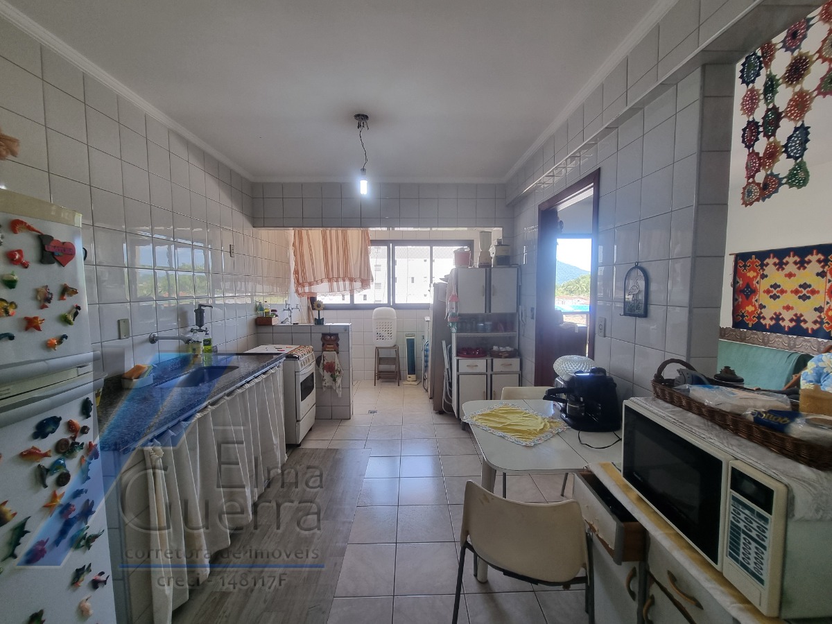 Ubatuba, Centro - Apartamento no 3º andar com 03 dormitórios, sendo 01 suíte.