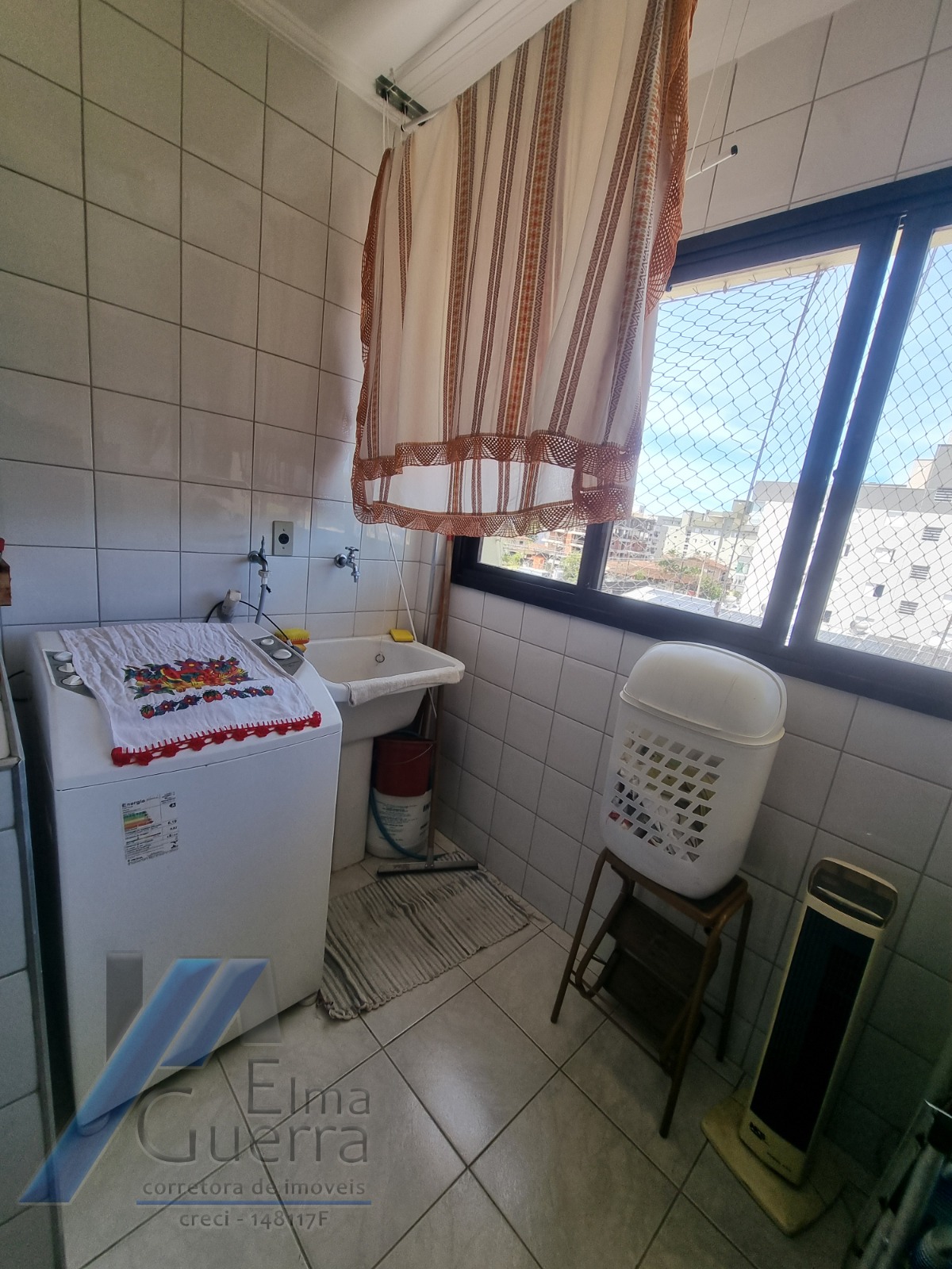 Ubatuba, Centro - Apartamento no 3º andar com 03 dormitórios, sendo 01 suíte.