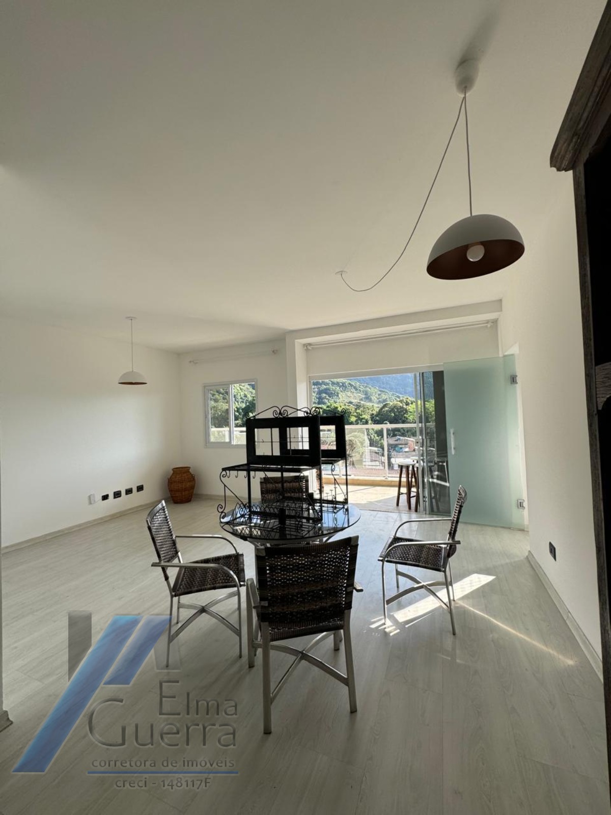 Ubatuba, Centro - Apartamento com 03 dormitórios, sendo 01 suíte e área de lazer.