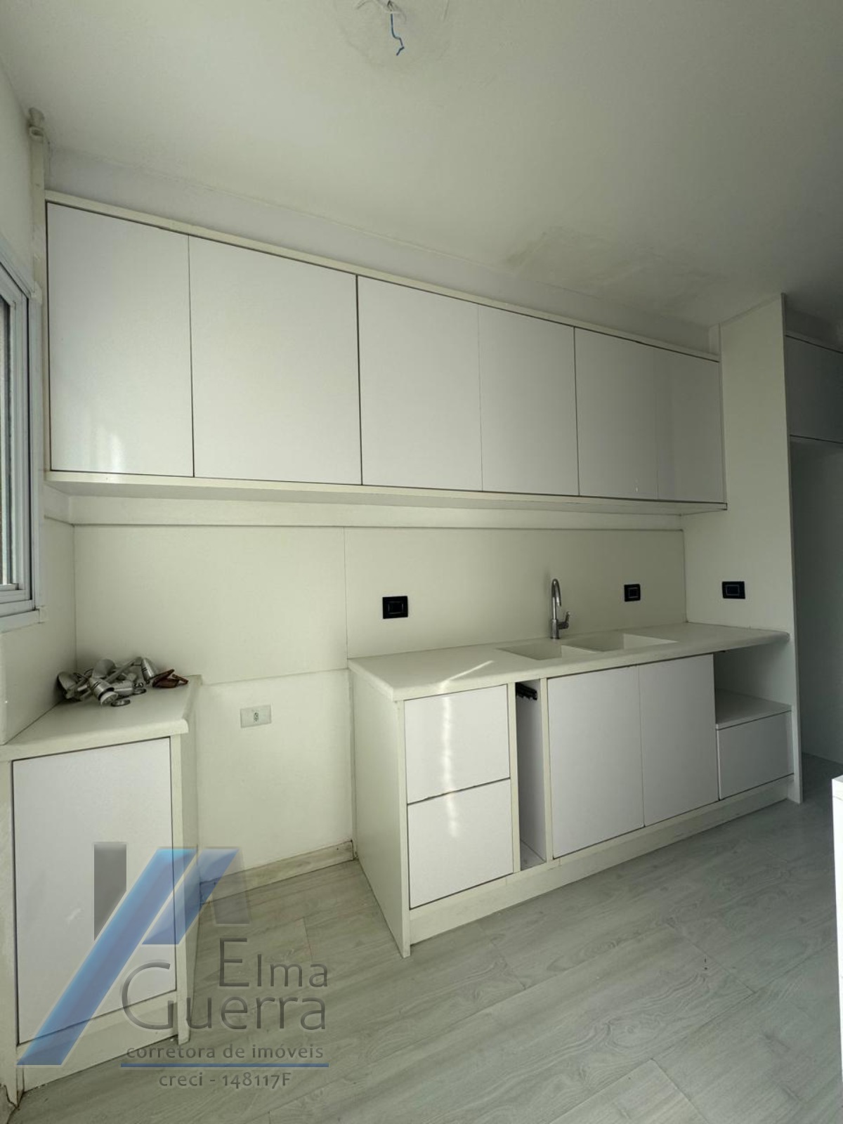 Ubatuba, Centro - Apartamento com 03 dormitórios, sendo 01 suíte e área de lazer.