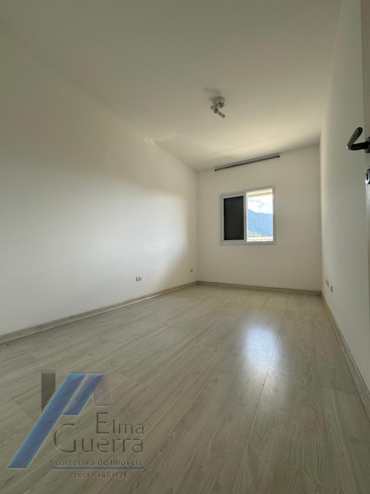 Ubatuba, Centro - Apartamento com 03 dormitórios, sendo 01 suíte e área de lazer.