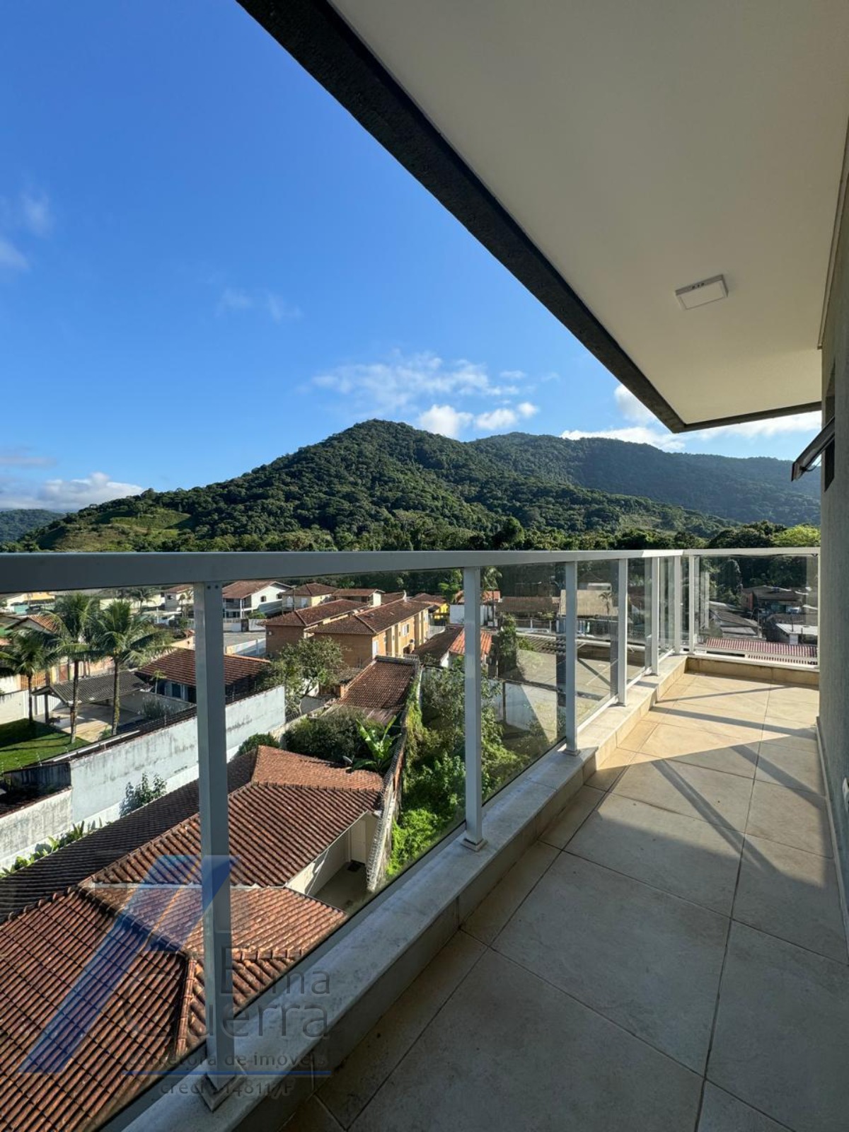 Ubatuba, Centro - Apartamento com 03 dormitórios, sendo 01 suíte e área de lazer.