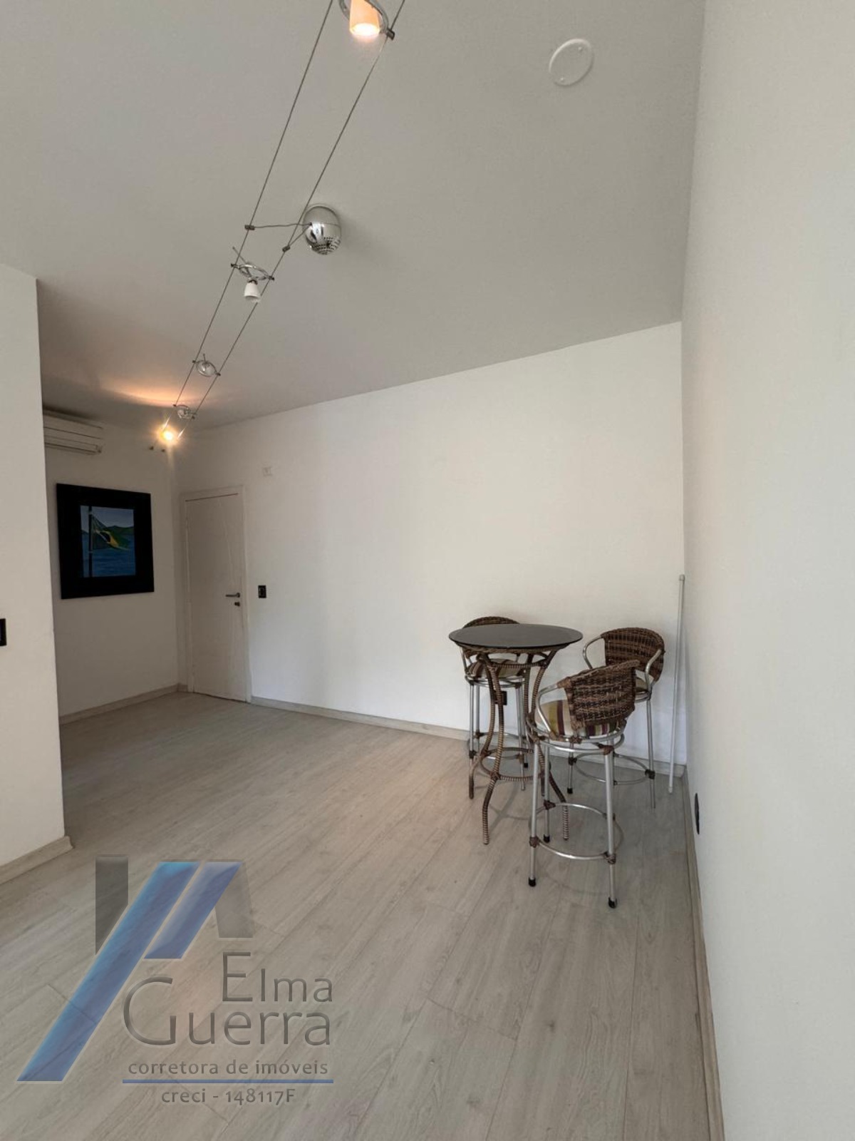 Ubatuba, Centro - Apartamento com 03 dormitórios, sendo 01 suíte e área de lazer.