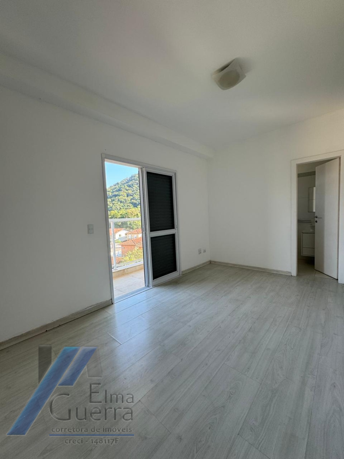 Ubatuba, Centro - Apartamento com 03 dormitórios, sendo 01 suíte e área de lazer.