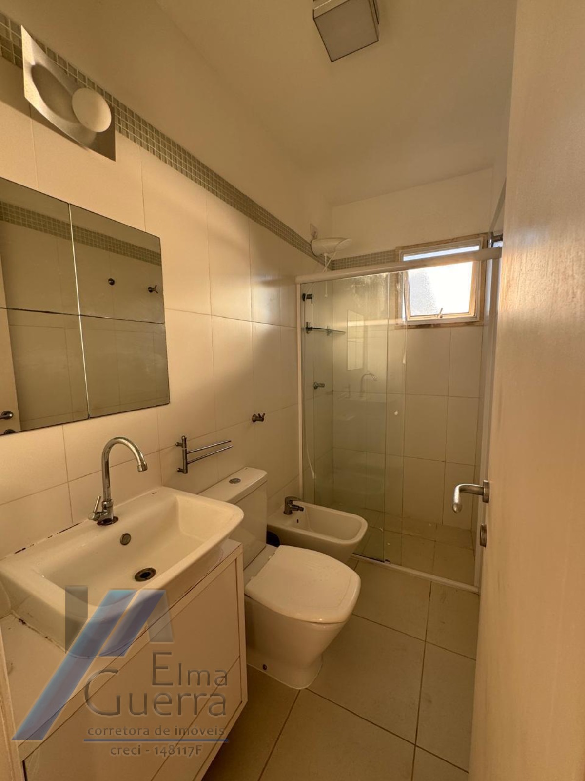 Ubatuba, Centro - Apartamento com 03 dormitórios, sendo 01 suíte e área de lazer.