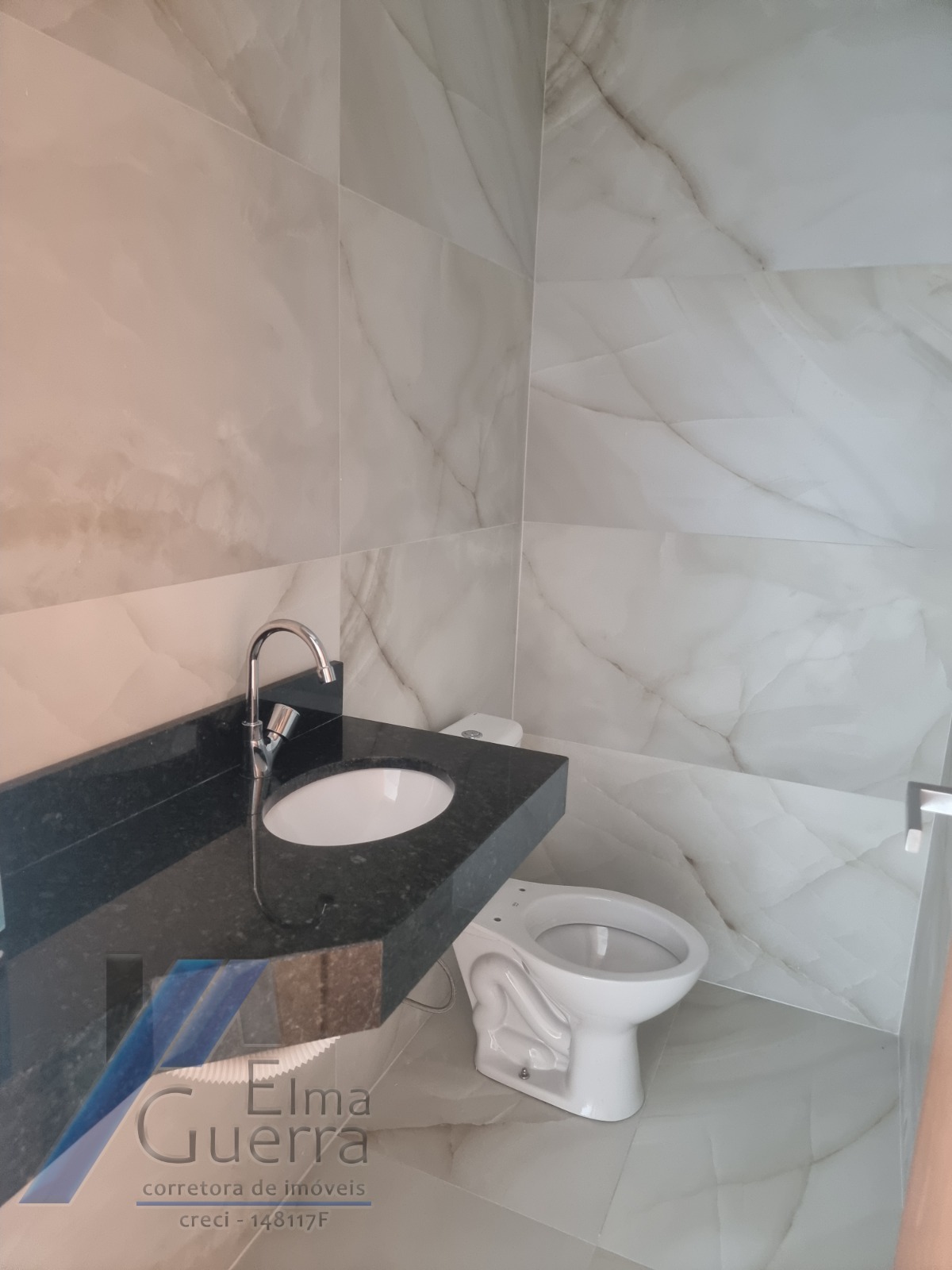 Ubatuba, Toninhas - Apartamento cobertura próximo a praia com 03 dormitórios, sendo 01 suíte com vista para o mar.