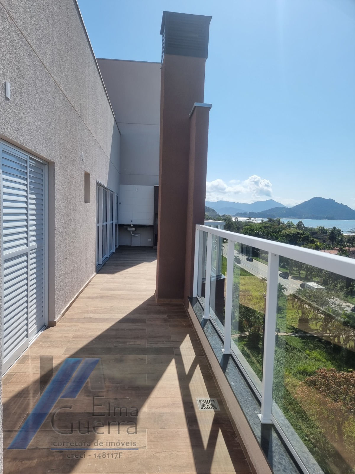 Ubatuba, Toninhas - Apartamento cobertura próximo a praia com 03 dormitórios, sendo 01 suíte com vista para o mar.