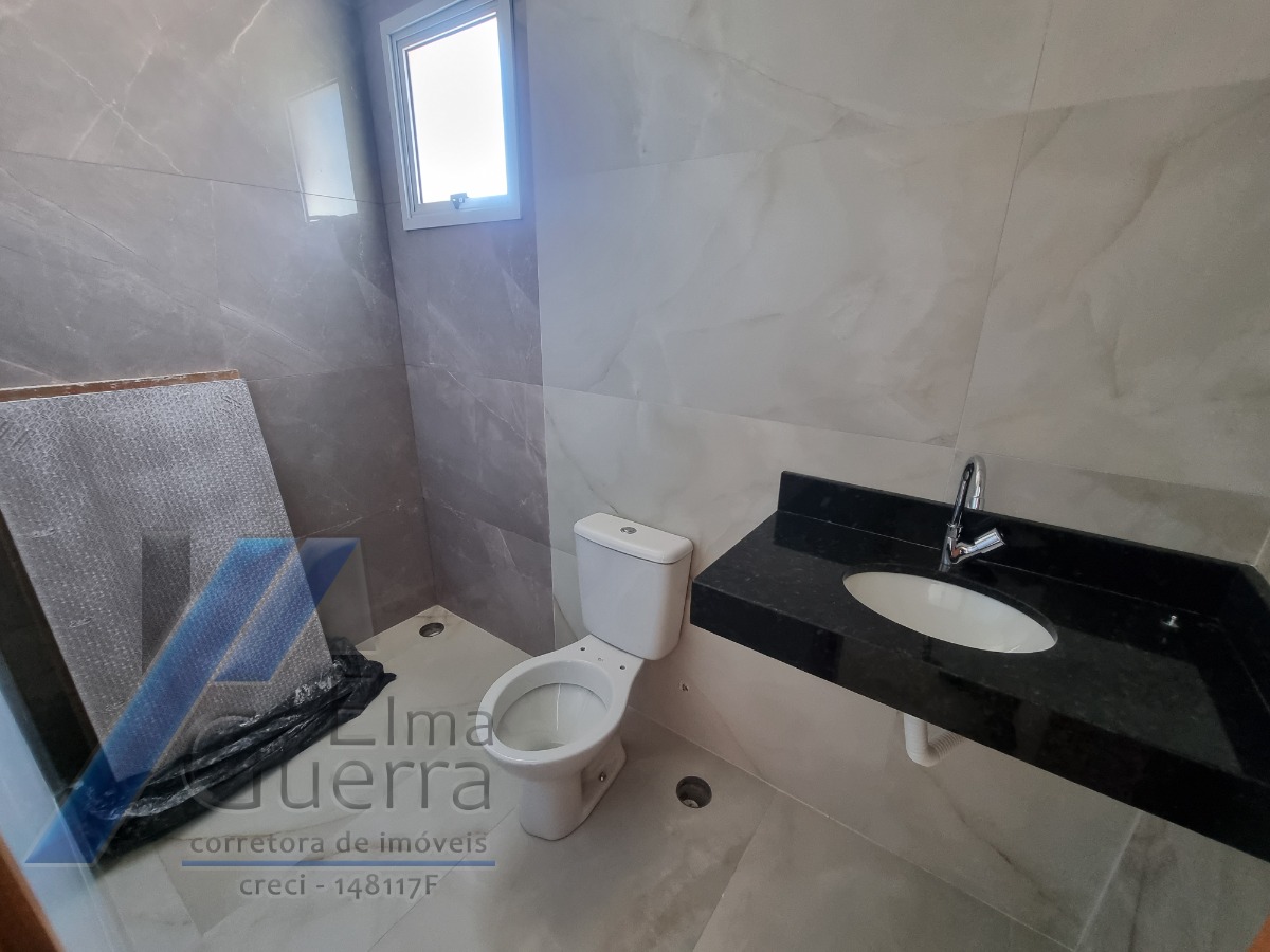 Ubatuba, Toninhas - Apartamento cobertura próximo a praia com 03 dormitórios, sendo 01 suíte com vista para o mar.
