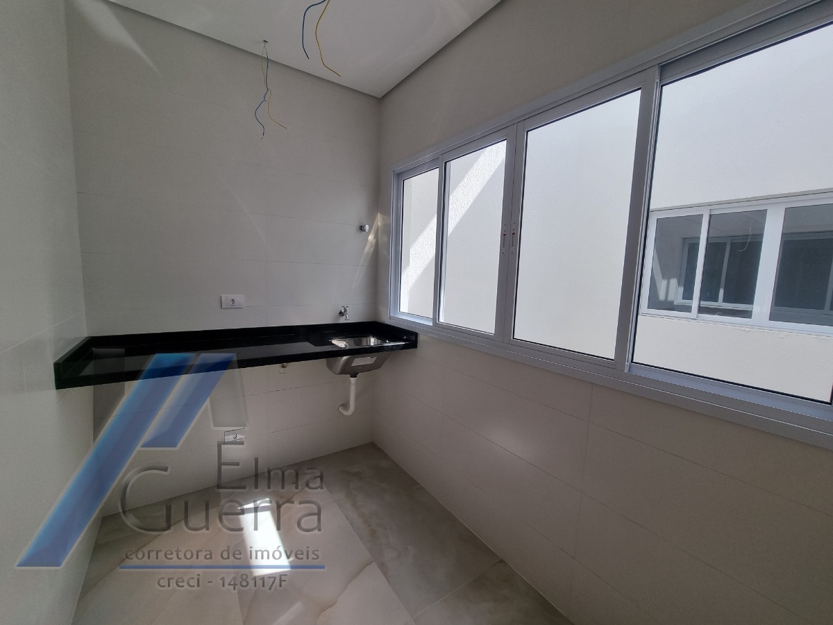 Ubatuba, Toninhas - Apartamento cobertura próximo a praia com 03 dormitórios, sendo 01 suíte com vista para o mar.