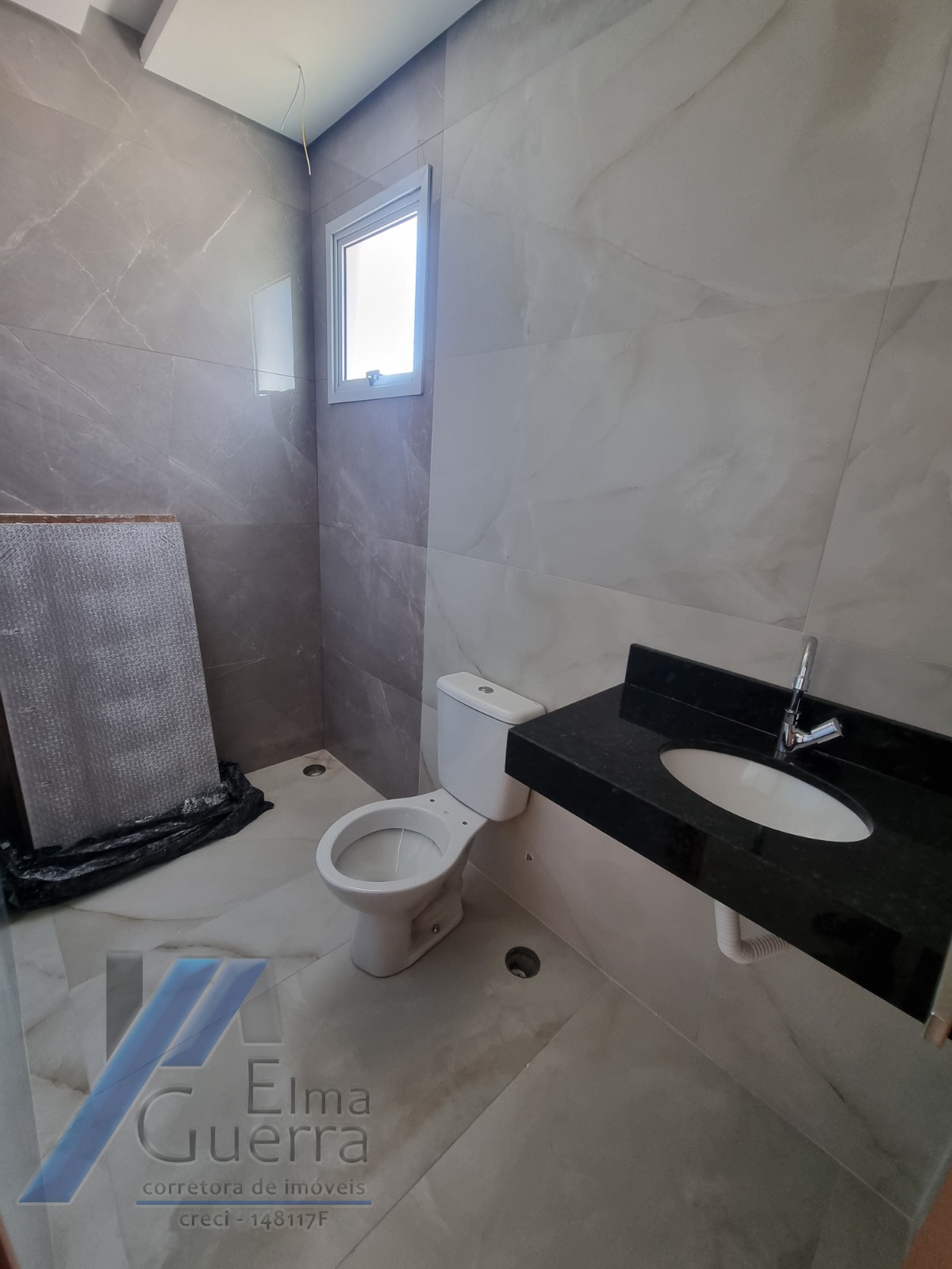 Ubatuba, Toninhas - Apartamento cobertura próximo a praia com 03 dormitórios, sendo 01 suíte com vista para o mar.
