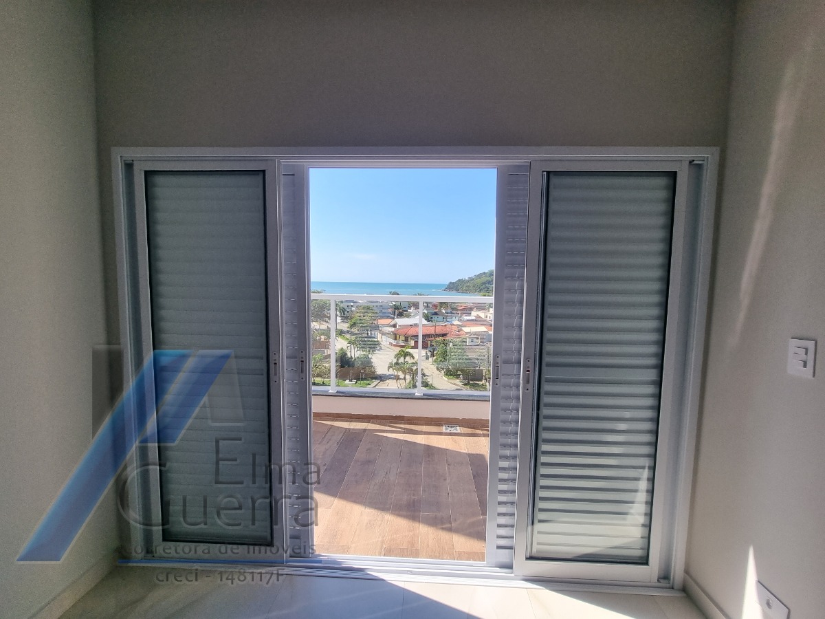 Ubatuba, Toninhas - Apartamento cobertura próximo a praia com 03 dormitórios, sendo 01 suíte com vista para o mar.