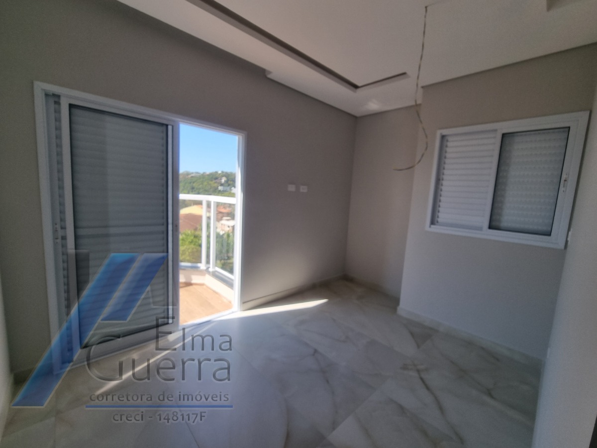 Ubatuba, Toninhas - Apartamento cobertura próximo a praia com 03 dormitórios, sendo 01 suíte com vista para o mar.