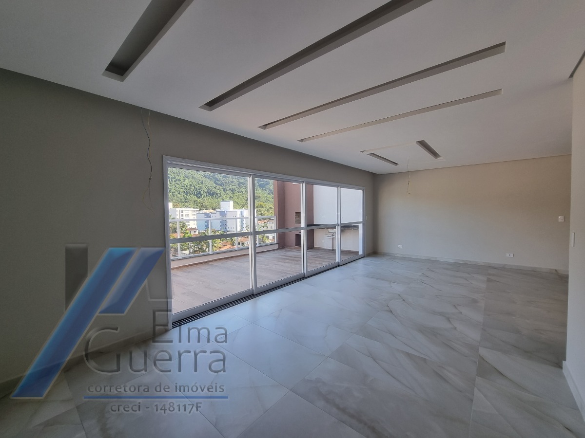 Ubatuba, Toninhas - Apartamento cobertura próximo a praia com 03 dormitórios, sendo 01 suíte com vista para o mar.