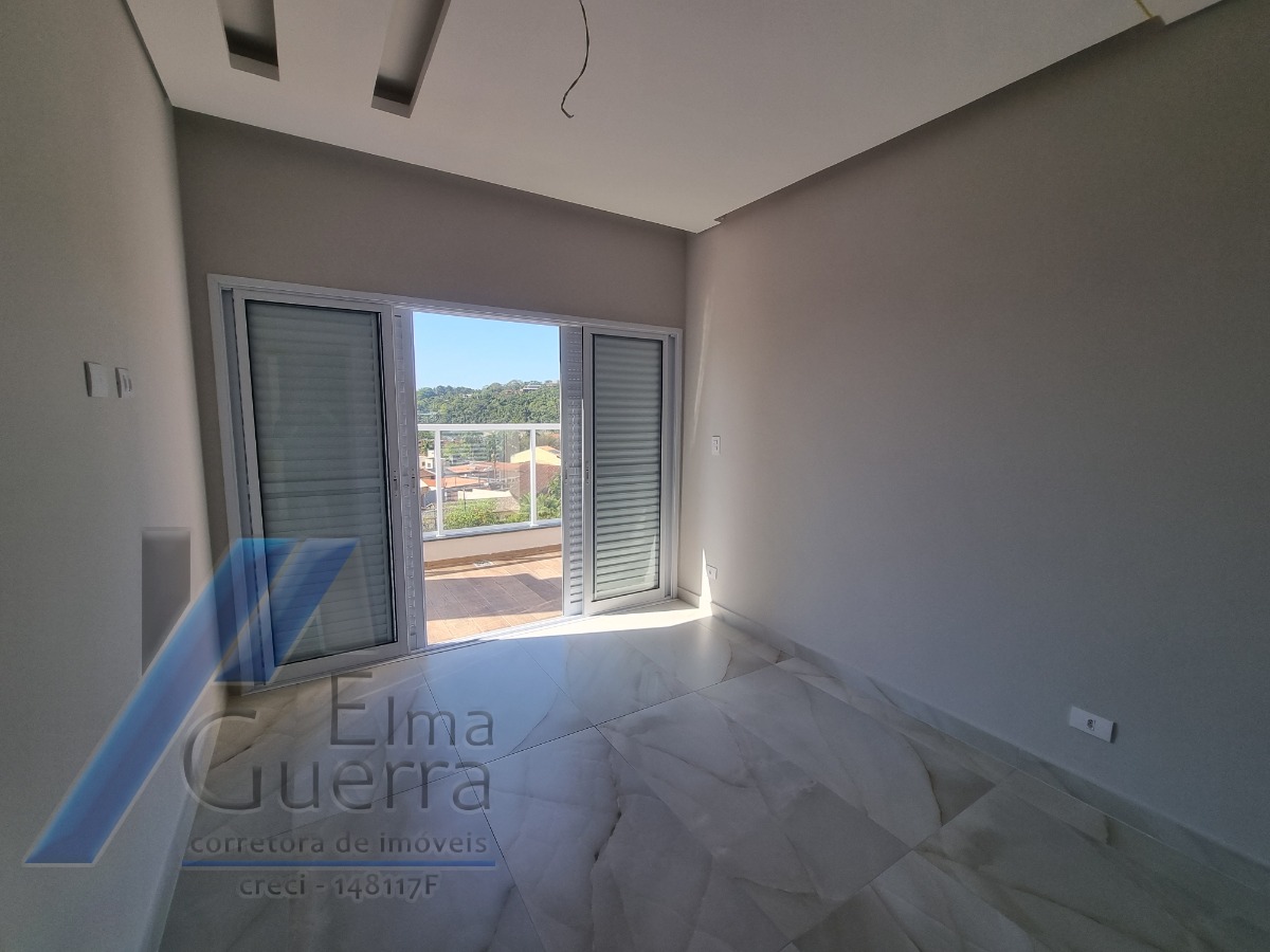 Ubatuba, Toninhas - Apartamento cobertura próximo a praia com 03 dormitórios, sendo 01 suíte com vista para o mar.