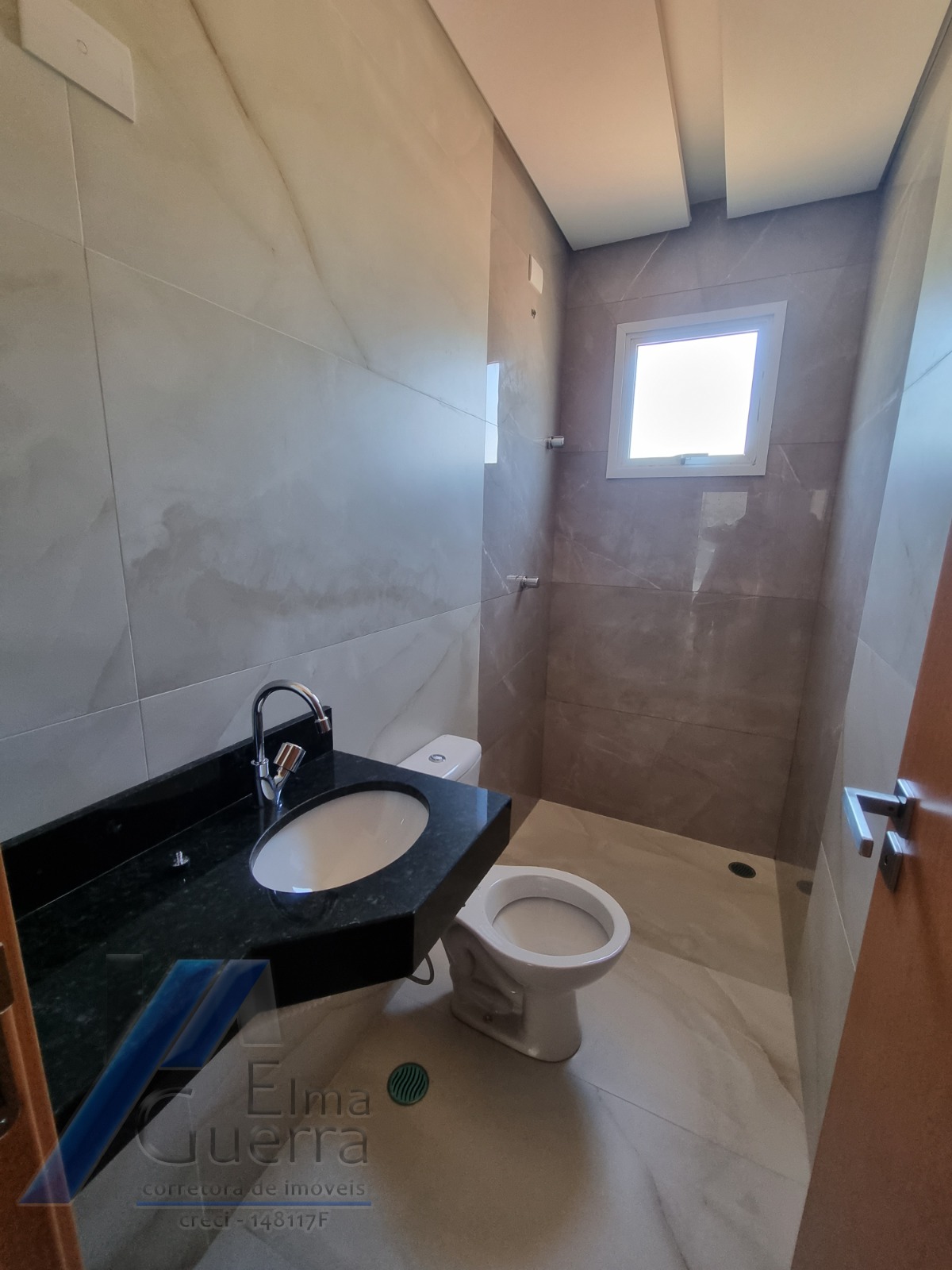 Ubatuba, Toninhas - Apartamento cobertura próximo a praia com 03 dormitórios, sendo 01 suíte com vista para o mar.