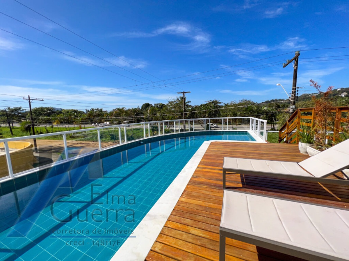 Ubatuba, Toninhas - Apartamento cobertura próximo a praia com 03 dormitórios, sendo 01 suíte com vista para o mar.
