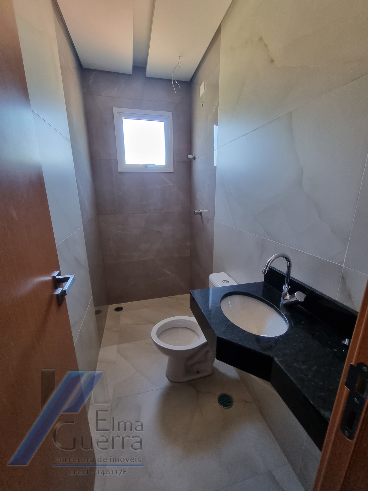 Ubatuba, Toninhas - Apartamento cobertura próximo a praia com 03 dormitórios, sendo 01 suíte com vista para o mar.