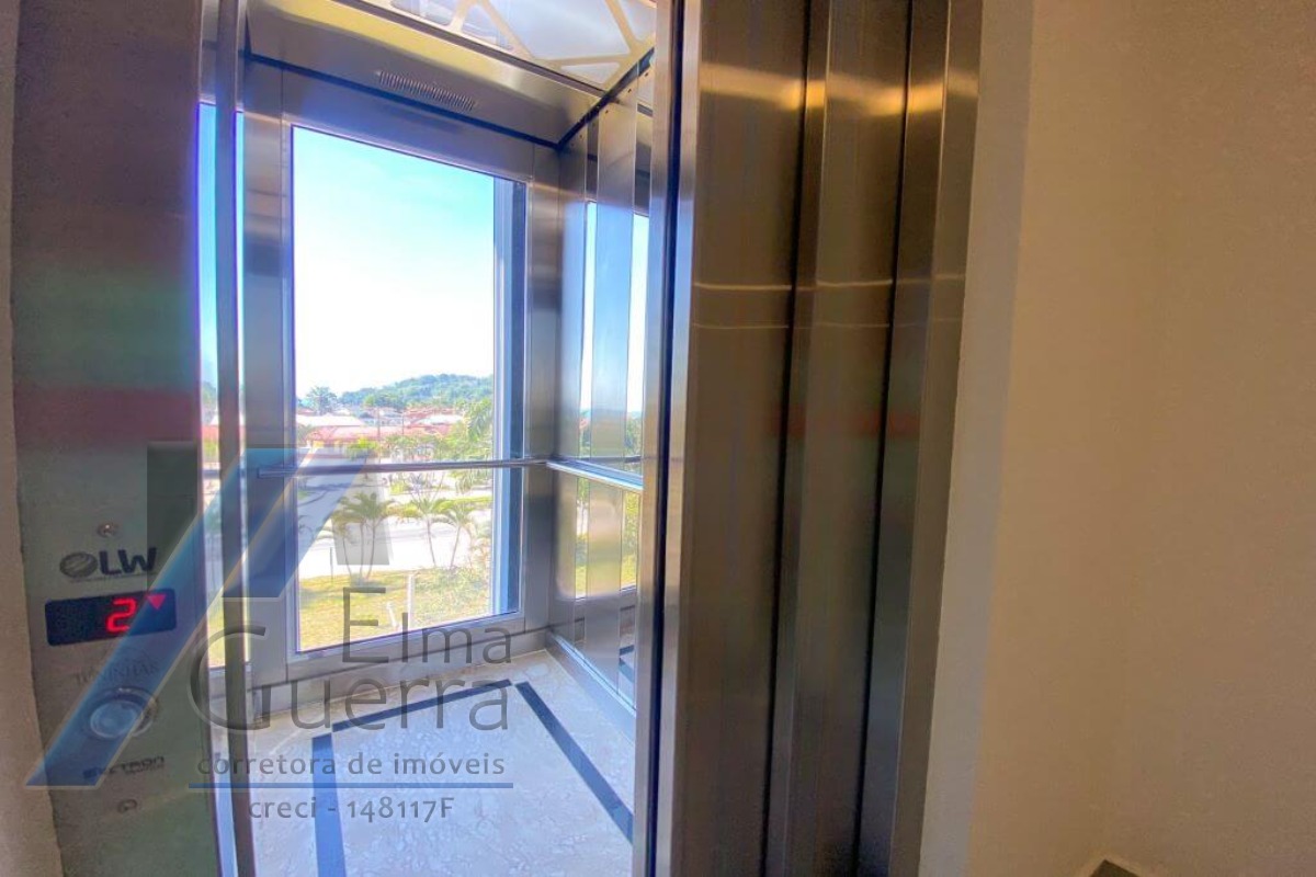 Ubatuba, Toninhas - Apartamento cobertura próximo a praia com 03 dormitórios, sendo 01 suíte com vista para o mar.