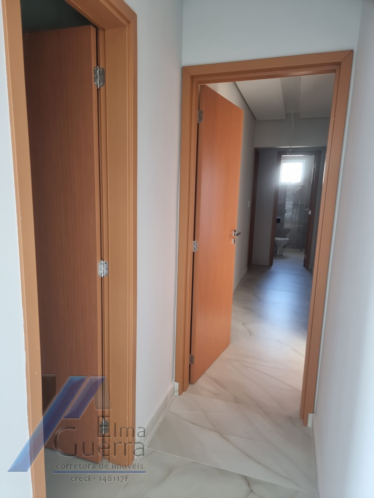 Ubatuba, Toninhas - Apartamento cobertura próximo a praia com 03 dormitórios, sendo 01 suíte com vista para o mar.