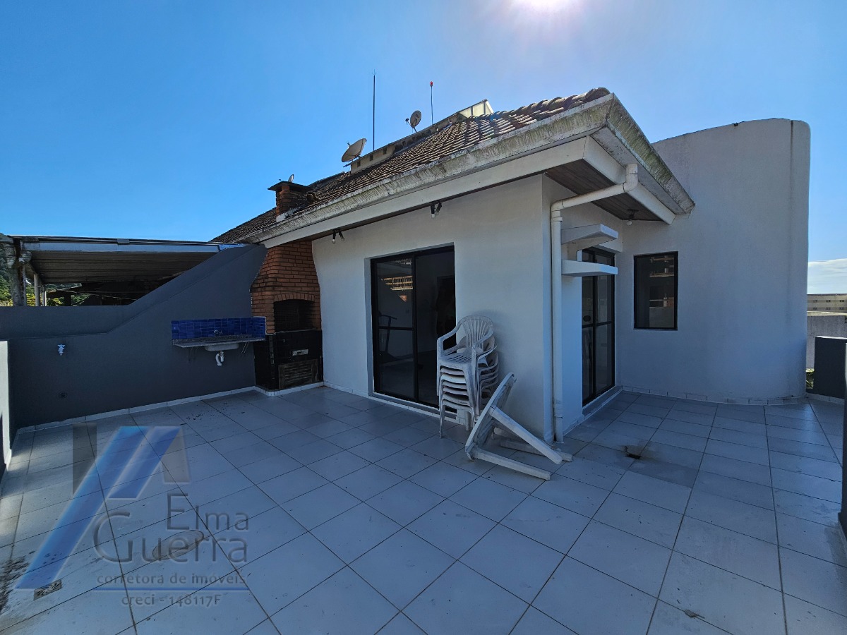 Ubatuba, Toninhas - Cobertura duplex próxima a praia com 03 dormitórios, sendo 01 suíte.