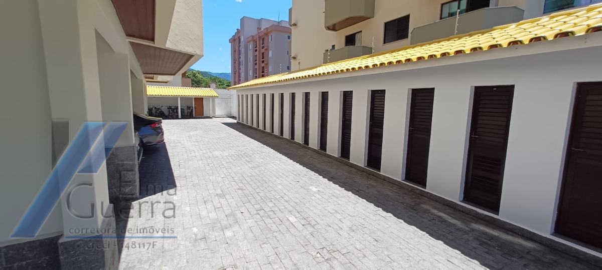 Ubatuba, Centro- Apartamento com 02 dormitórios, sendo 01 suíte.