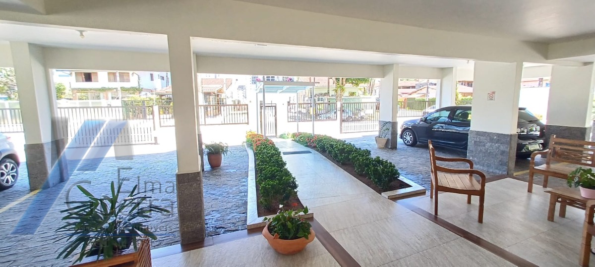 Ubatuba, Centro- Apartamento com 02 dormitórios, sendo 01 suíte.