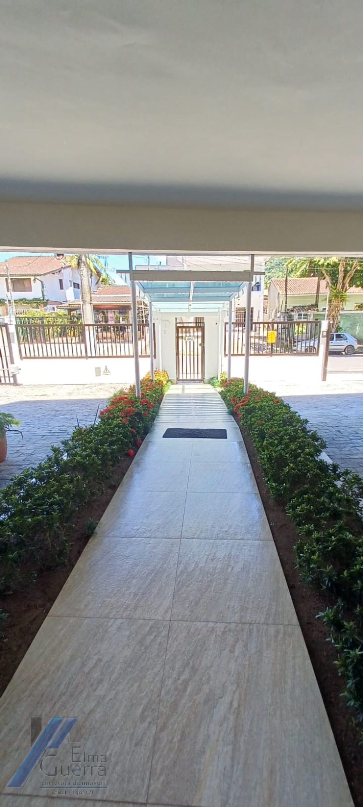 Ubatuba, Centro- Apartamento com 02 dormitórios, sendo 01 suíte.