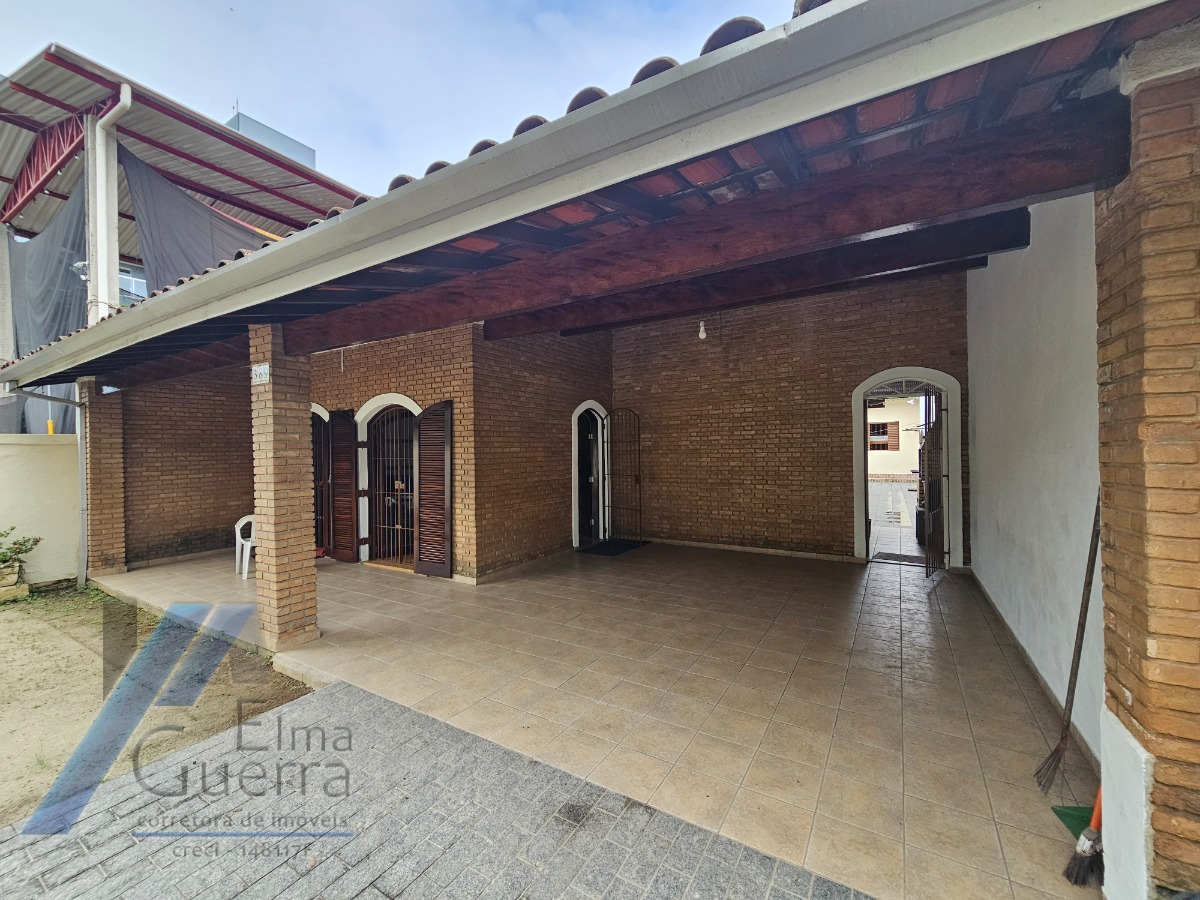 Casa à venda com 3 quartos, 220m² - Foto 1