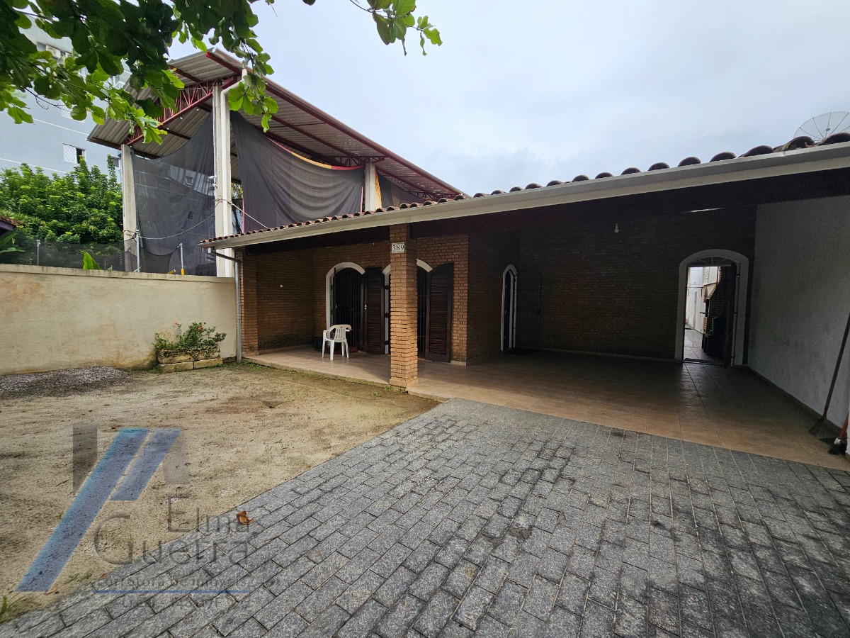 Casa à venda com 3 quartos, 220m² - Foto 3