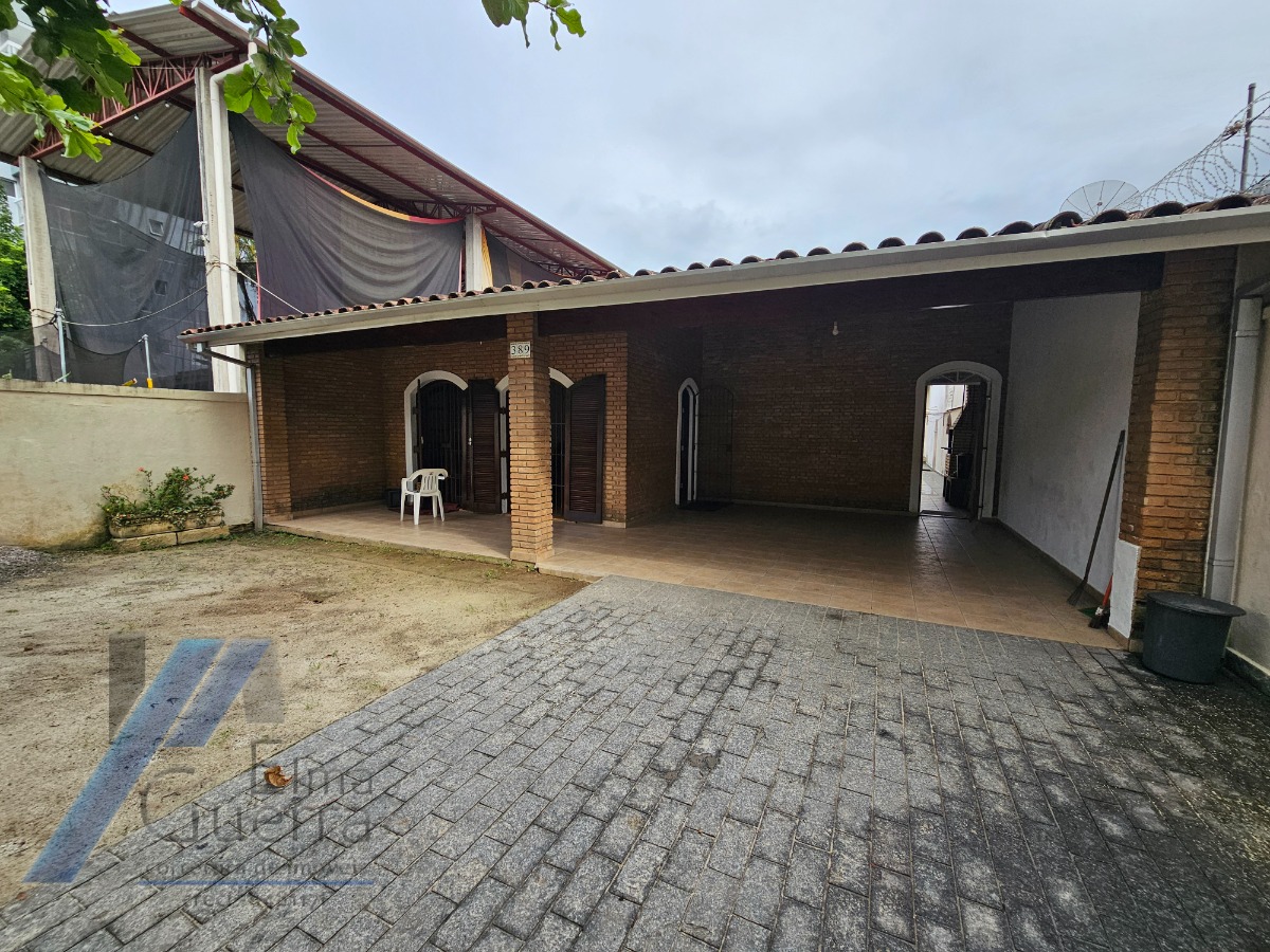 Casa à venda com 3 quartos, 220m² - Foto 2