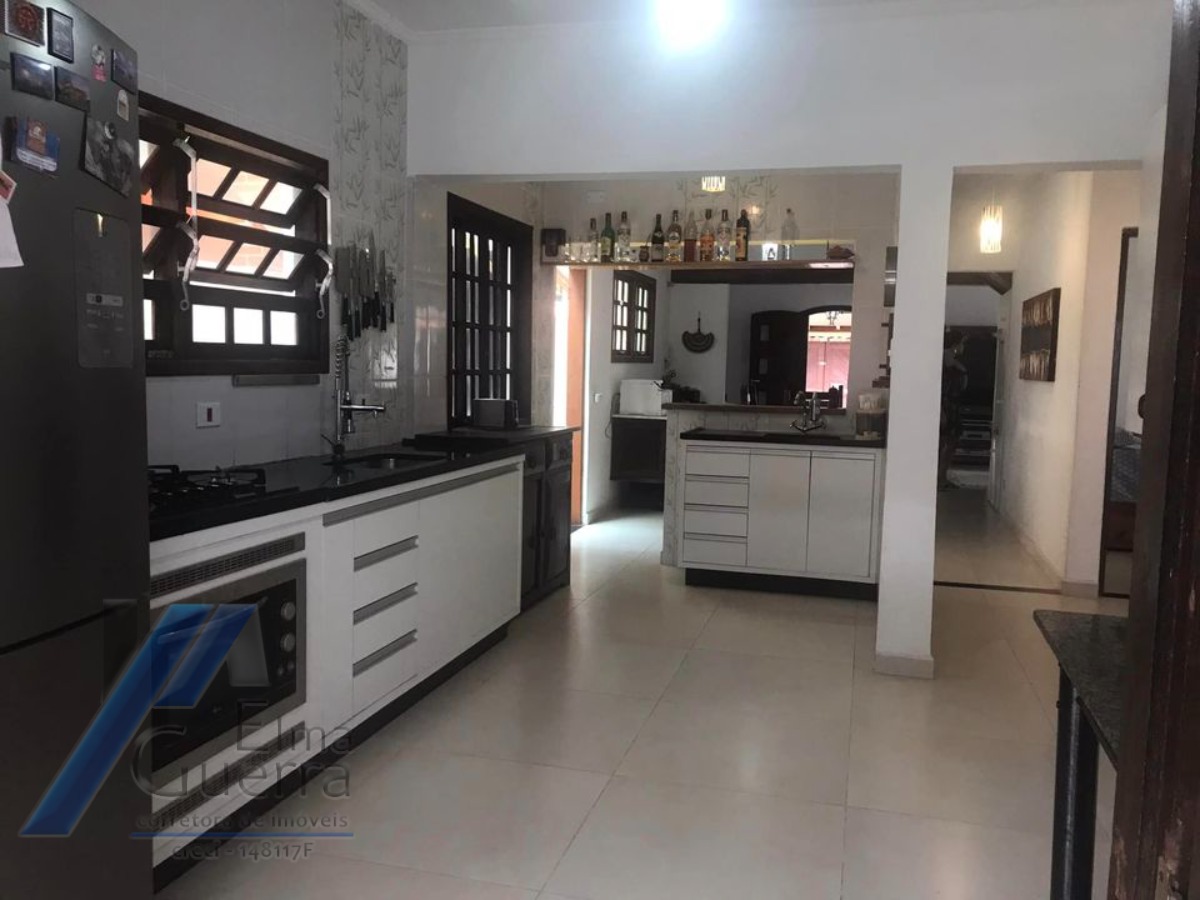 Ubatuba, Itaguá - Casa com 04 dormitórios, sendo 01 suíte.