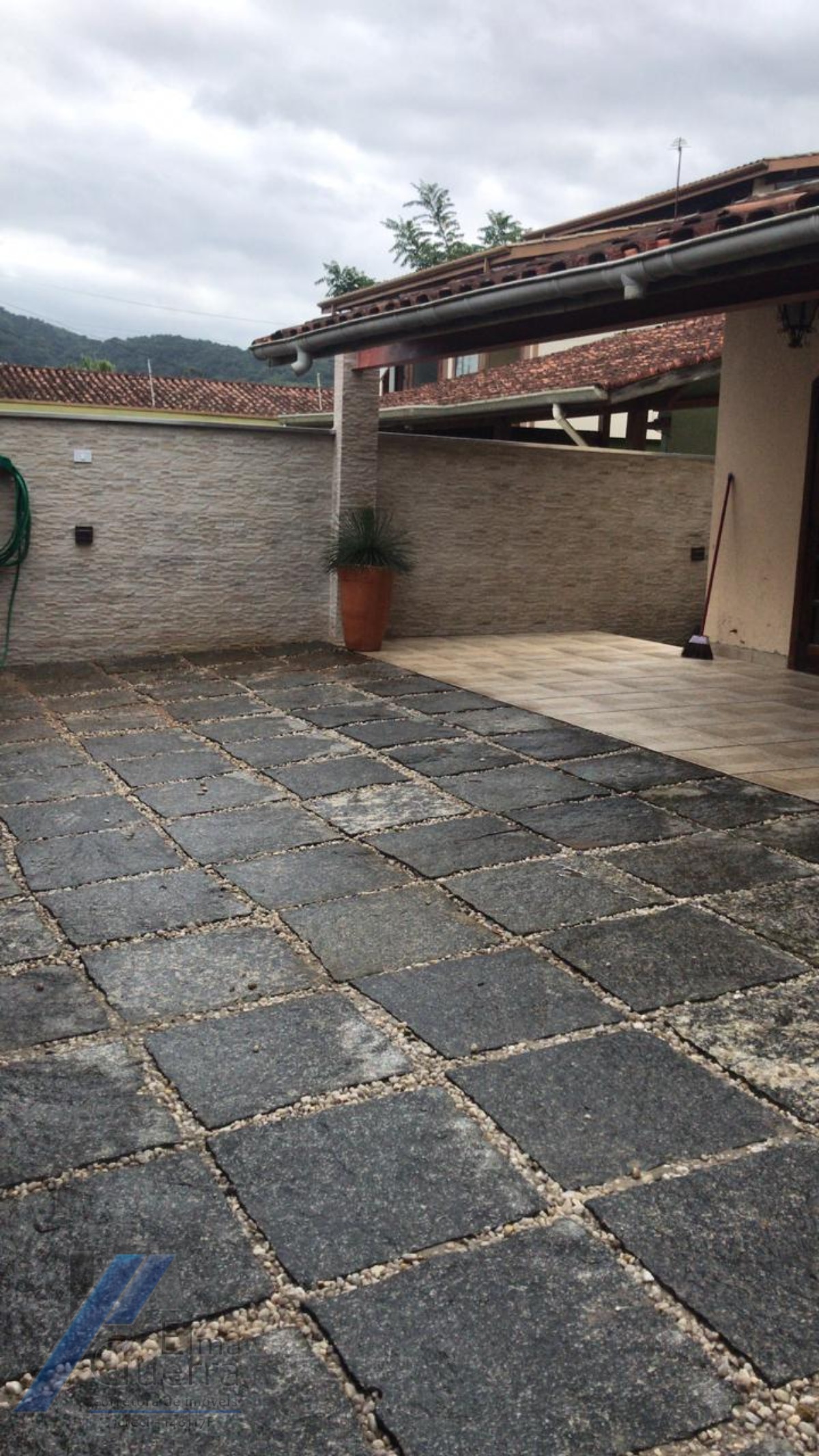 Ubatuba, Itaguá - Casa com 04 dormitórios, sendo 01 suíte.